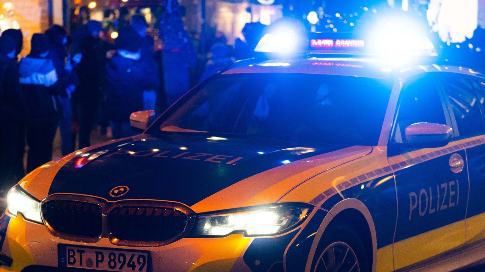 Ein Polizeiauto mit Blaulicht in München. (Symbolbild)