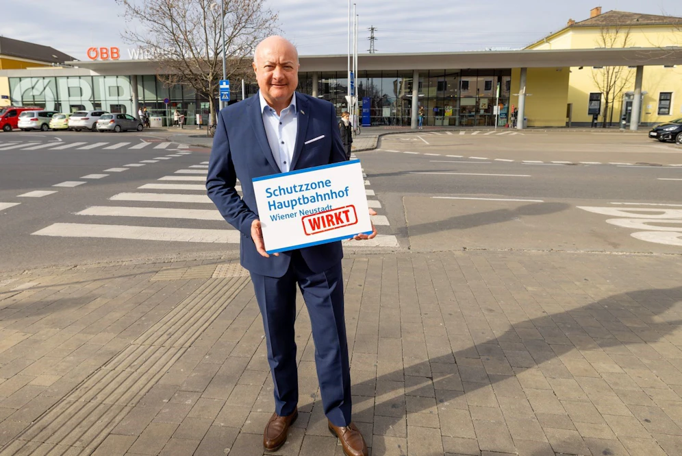 Vizebürgermeister, Nationalrat und Sicherheitssprecher Christian Stocker beim Bahnhof Wr. Neustadt. 