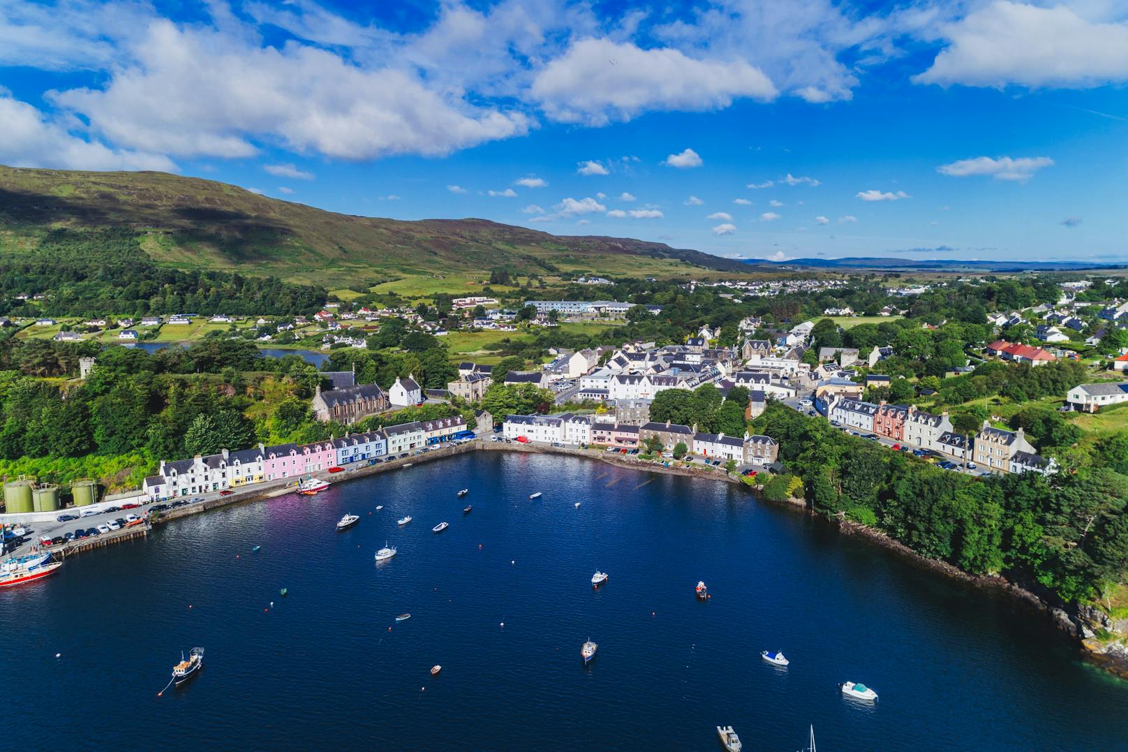 <strong>Platz 9: Portree auf der Isle of Skye (Schottland).</strong> Der Ort wurde 119.875 Mal auf Instagram und Pinterest vorgestellt.&nbsp;