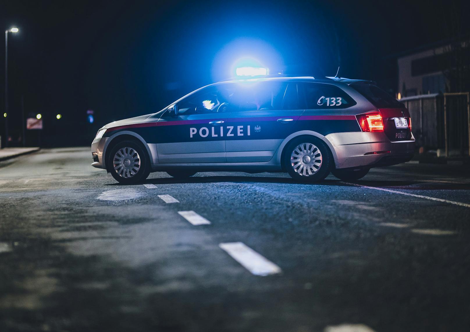 Im Tiroler Reutte krachte ein 20-Jähriger beinahe gegen einen Polizeiwagen. (Symbolbild)