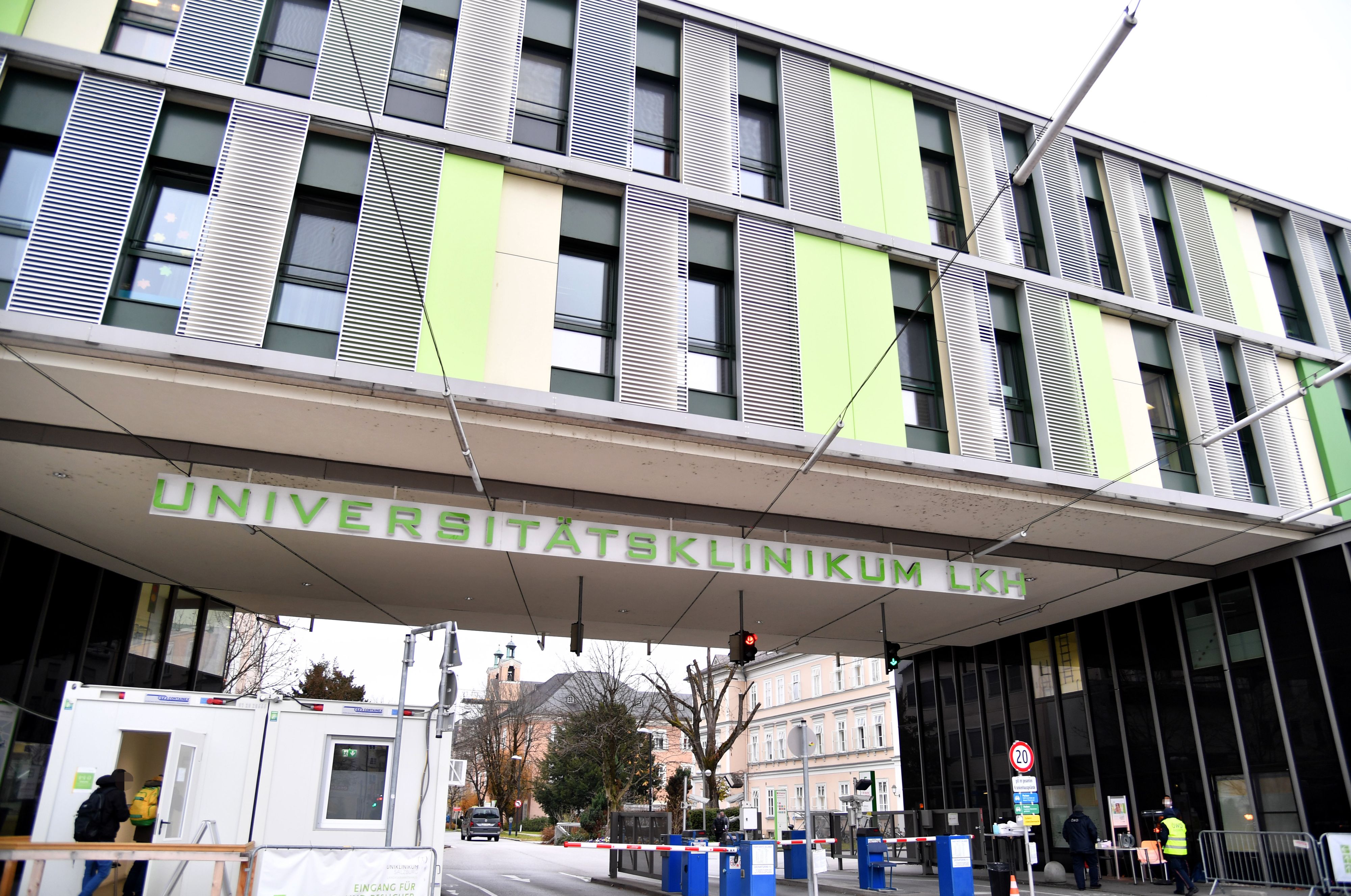 In die Salzburger Landeskliniken kommt man nicht mehr einfach so rein.