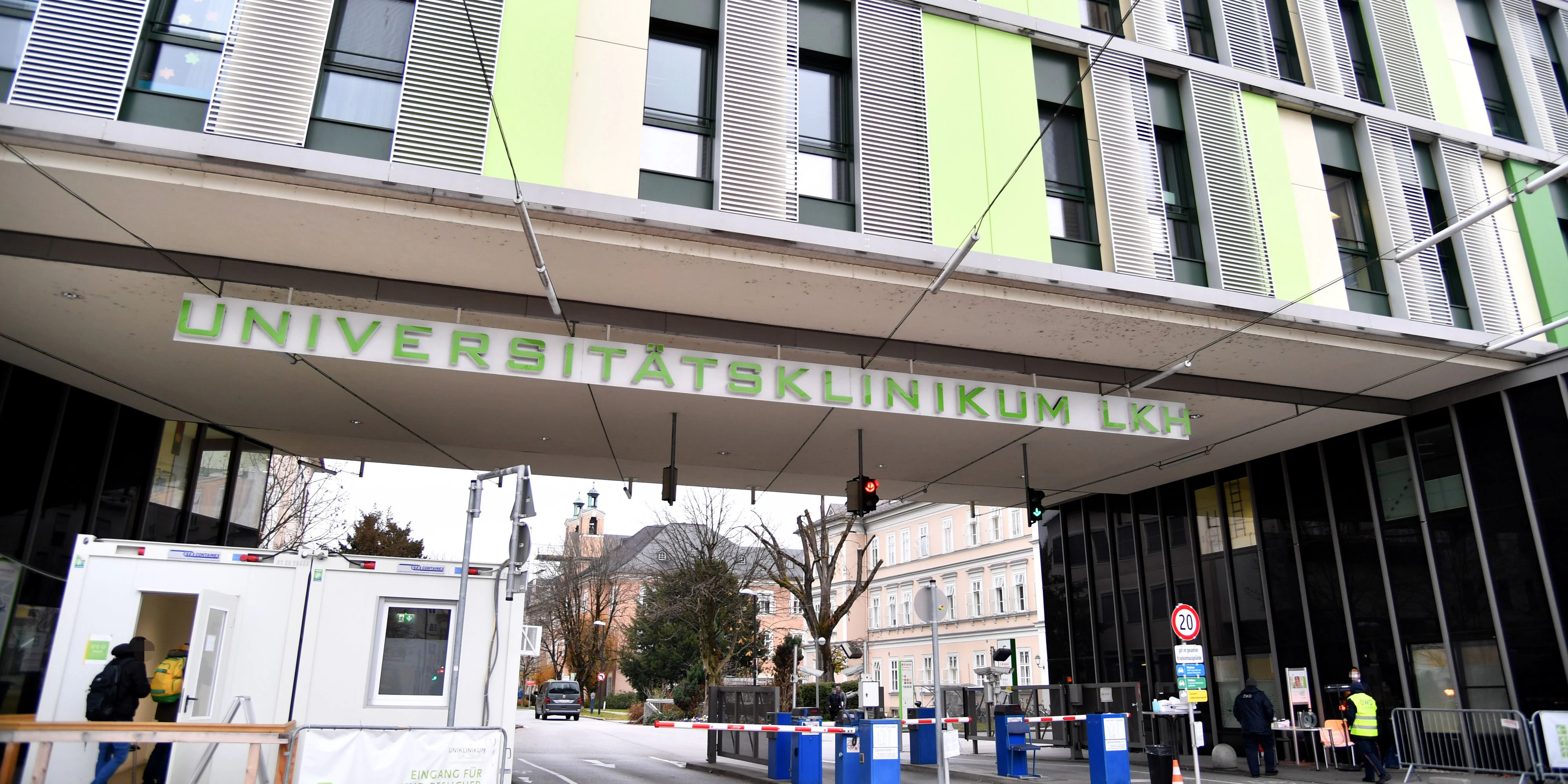 In die Salzburger Landeskliniken kommt man nicht mehr einfach so rein.
