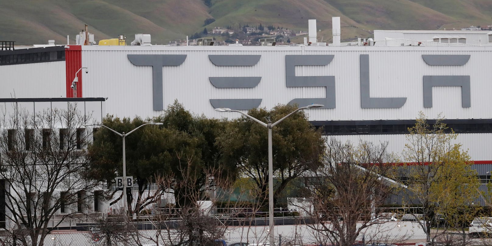 Der US-Bundesstaat Kalifornien hat Klage gegen den Elektroautobauer Tesla wegen angeblicher Diskriminierung Schwarzer Mitarbeiter eingereicht.