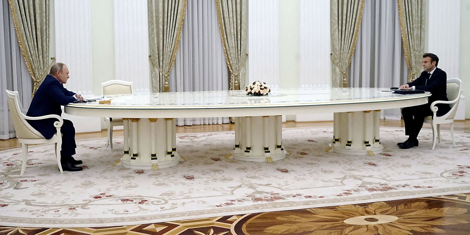 Da musste man wohl lauter sprechen: Wladimir Putin und Emmanuel Macron an einem sechs Meter langen Tisch im Kreml.