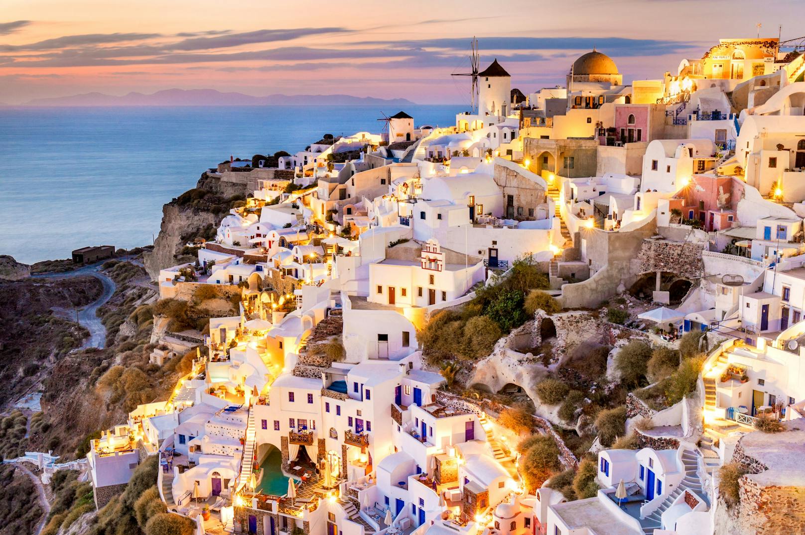 <strong>Platz 1: Oia in Griechenland.</strong> Das auf Santorini gelegene Dorf ist weithin bekannt für seine malerischen, weißen Gebäude und das strahlend blaue Meer. Ein äußerst beliebtes Touristenziel, das Instagram und Pinterest kombiniert mit 1.612.671 Auftritten in den sozialen Medien führt.