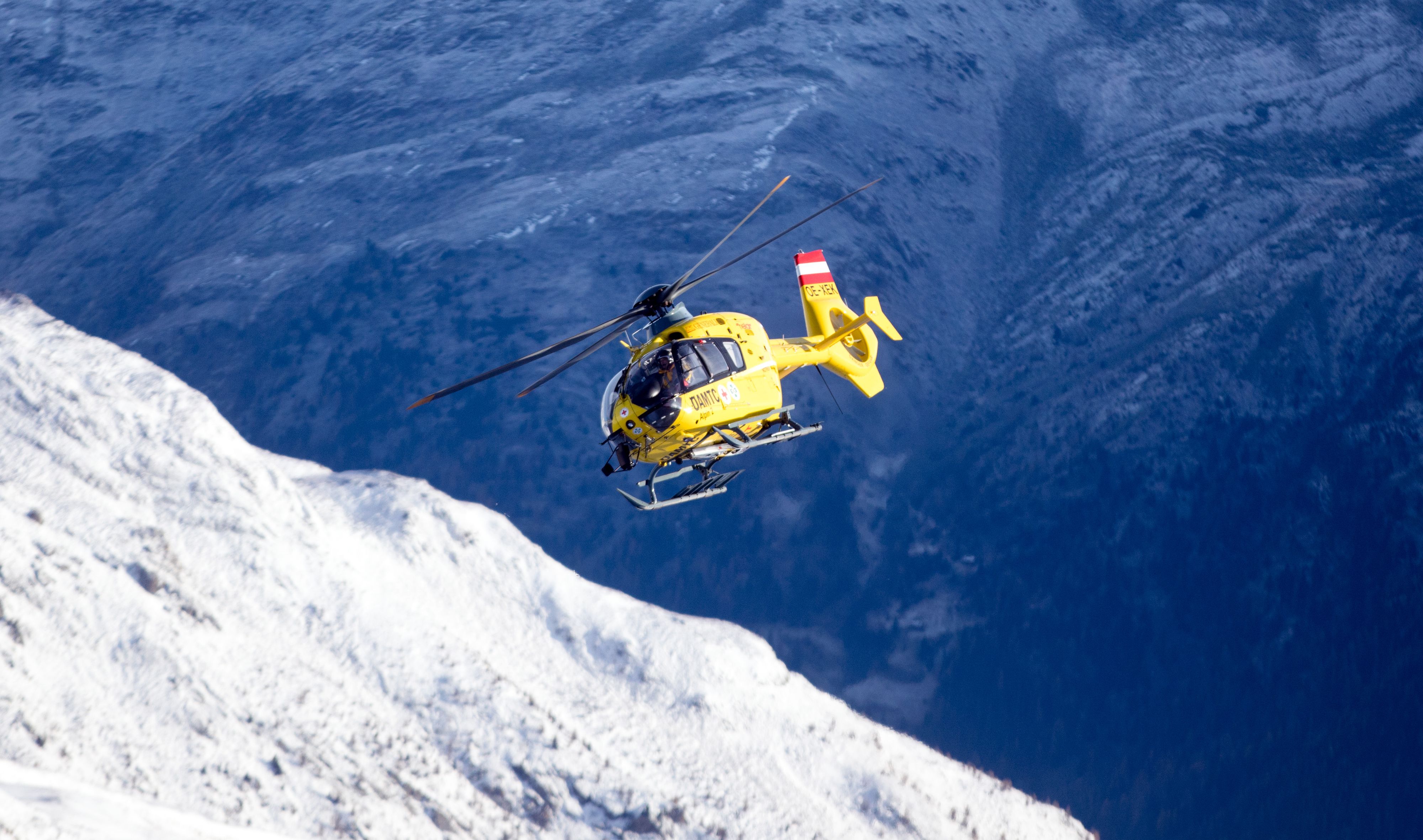 Der Rettungshubschrauber musste dieser Tage oft ausrücken. Diesmal gab es vier Verletzte in Sölden. (Symbolbild)