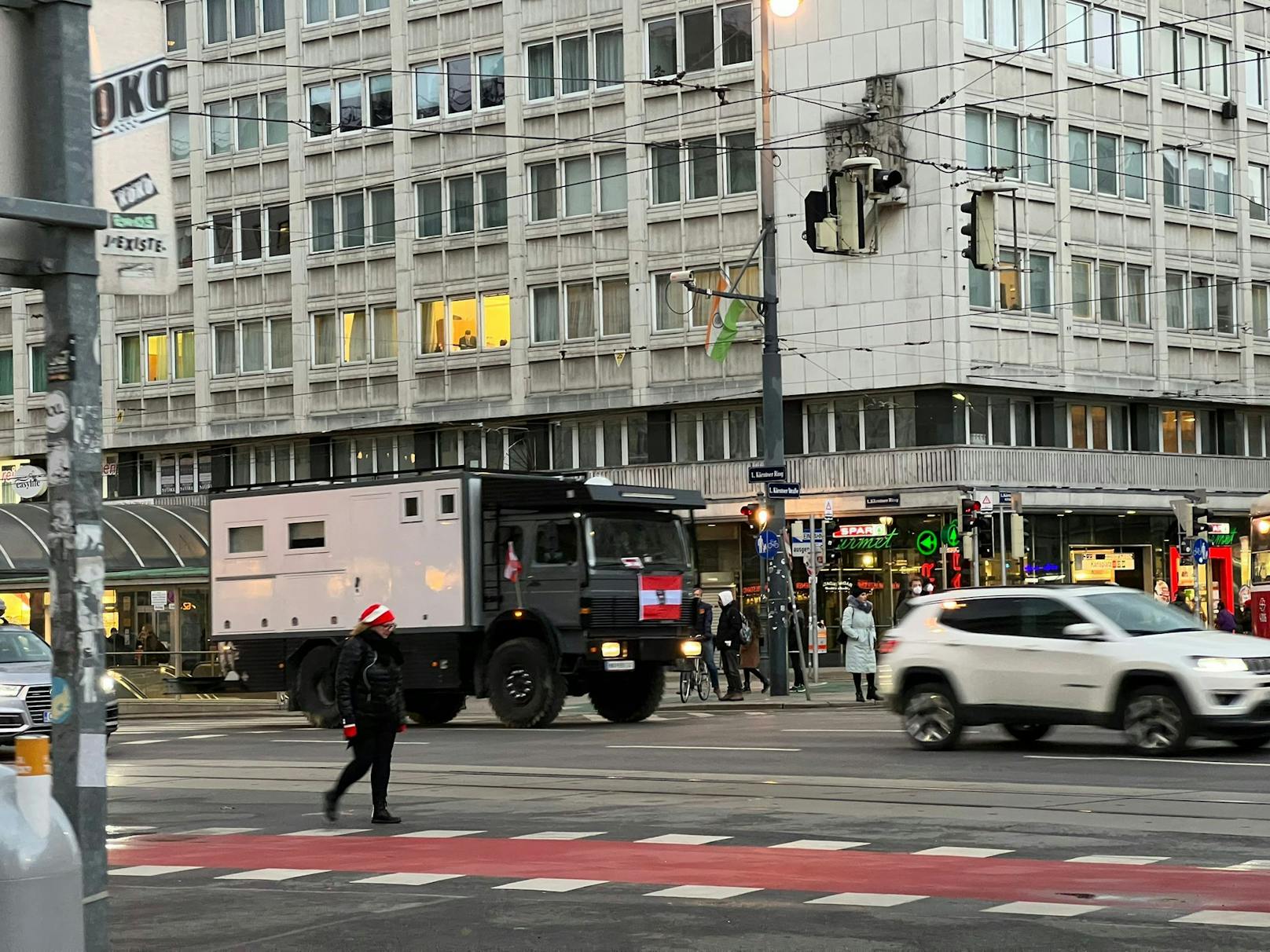 ...&nbsp;und die Ringstraße <a href="https://www.heute.at/s/bauernschaedel-so-spotten-wiener-ueber-demo-konvoi-100189729">in Wien lahmlegten</a>. Schon bei der Zufahrt der Konvoi-Teilnehmer setzte es Checkpoints mit Lenker-Befragungen,<a href="https://www.heute.at/s/demo-verbot-polizei-droht-impfgegnern-mit-abschleppung-100189652"> bei Verstößen wurde angezeigt</a>, ...