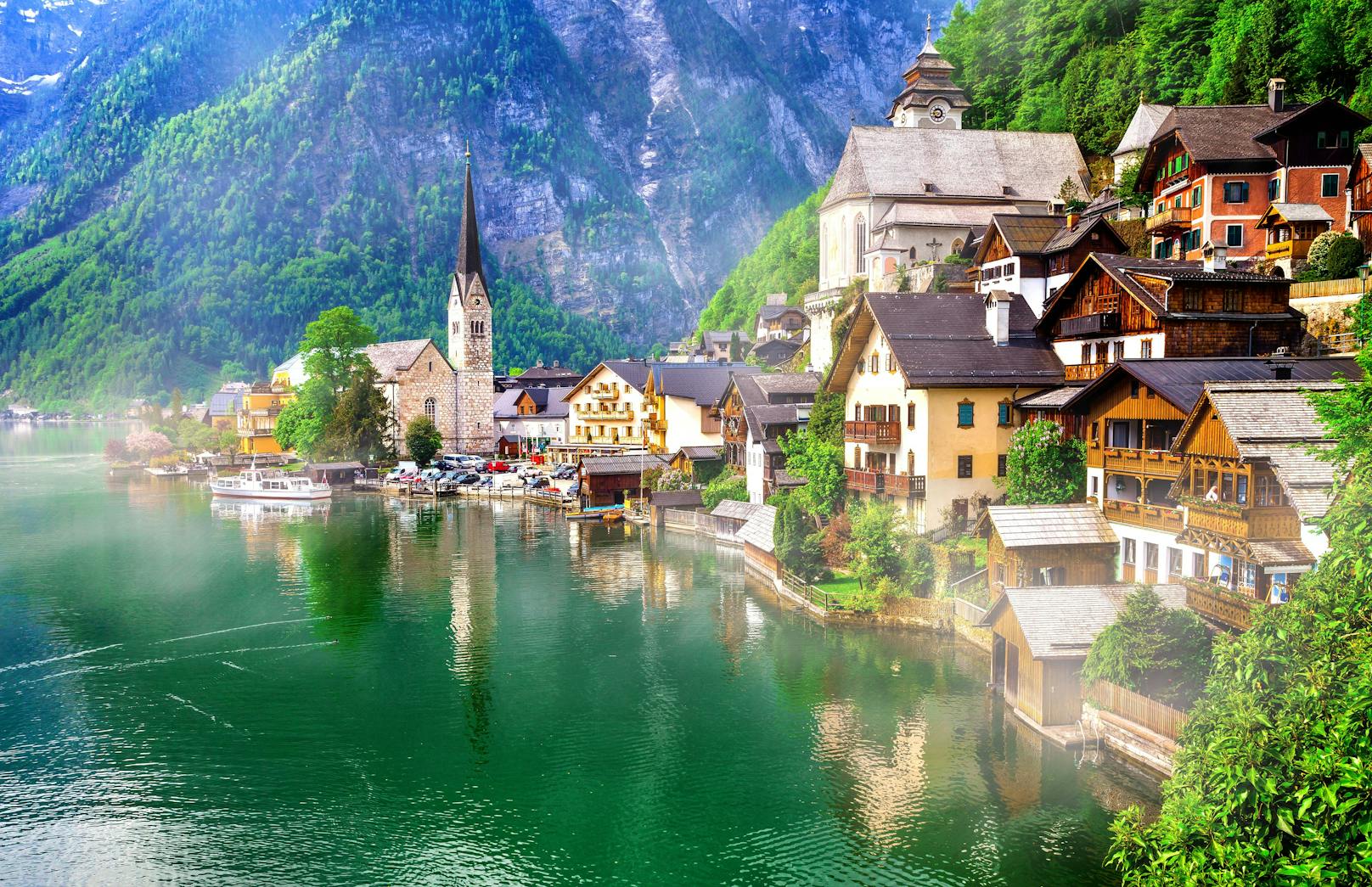 <strong>Platz 3: Hallstatt in Österreich. </strong>An dritter Stelle liegt mit insgesamt 799.213 Beiträgen auch schon das Örtchen Hallstatt. Interessanterweise hat Hallstatt die höchste Anzahl an Pins unter den ersten drei Plätzen (4.887).