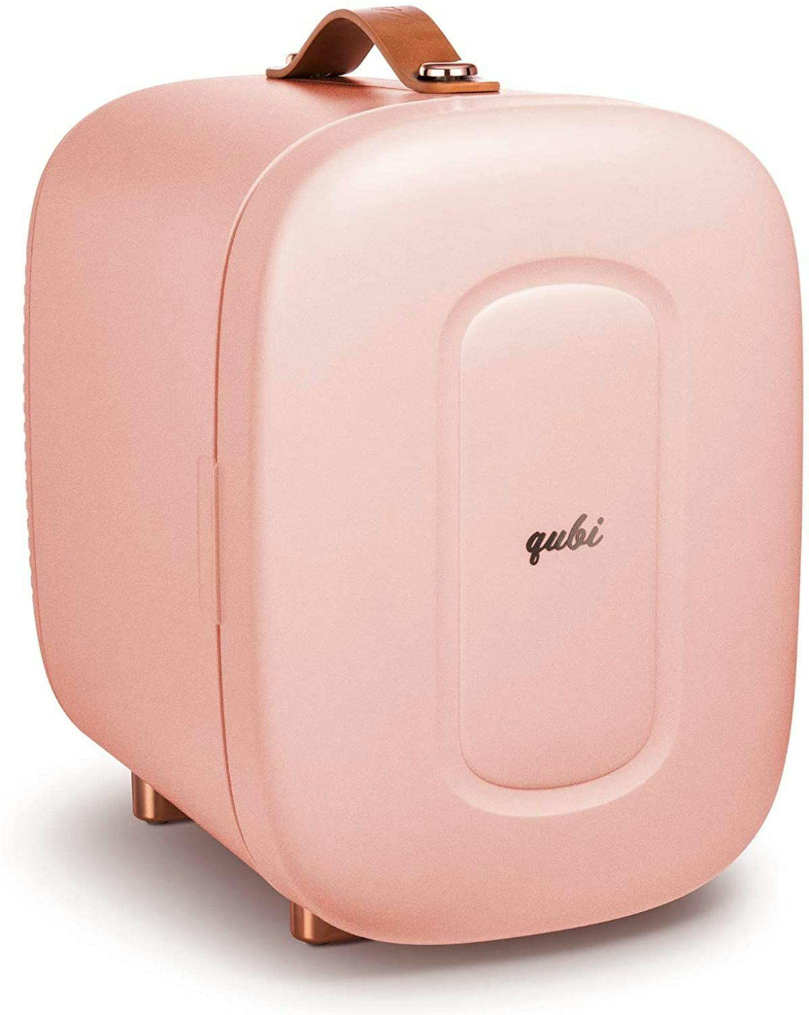Dieser praktische Mini-Kühlschrank von Qubi hält keine Früchte, sondern dein Make-Up und deine Kosmetika kühl.&nbsp;