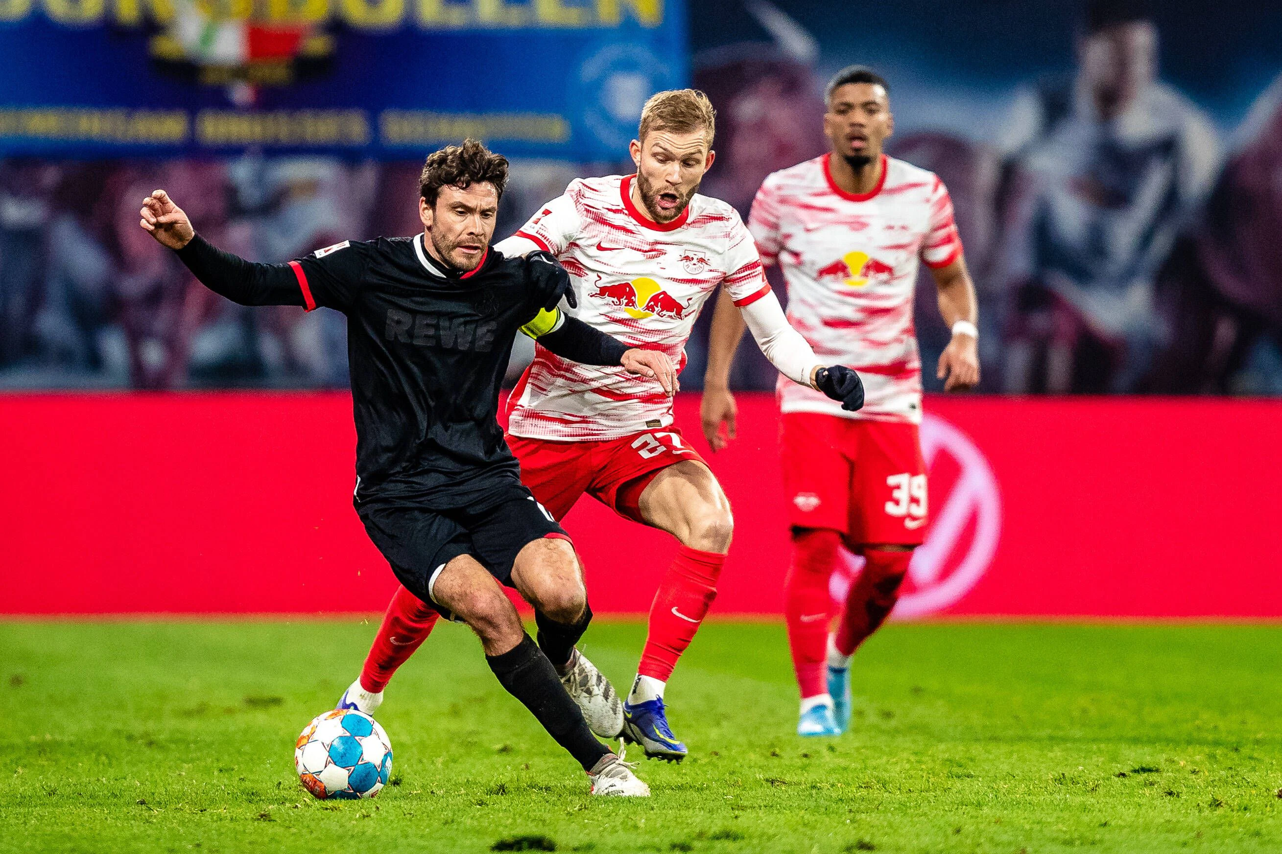 Konrad Laimer setzt sich gegen Köln durch.