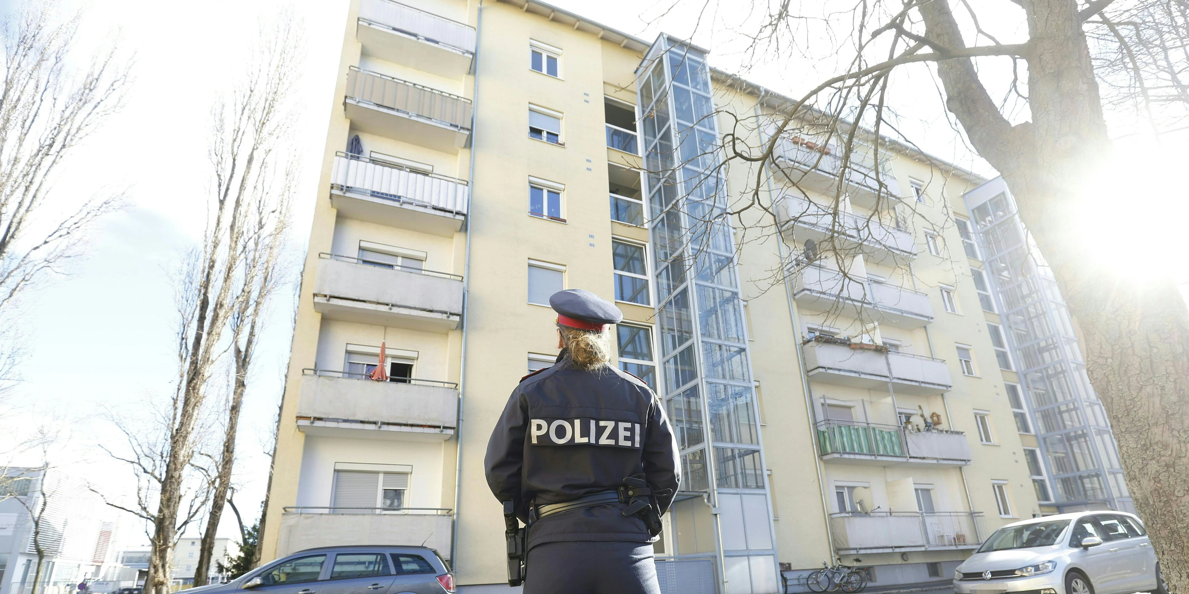 In diesem Haus wurde eine 41-Jährige mit einer Schwere erstochen. Der Täter tötete sie nur, weil sie eine Frau war.