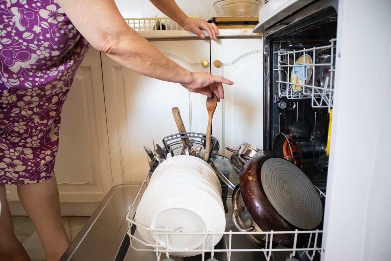 Beim Kochen kannst du dich nicht immer auf Edelstahl oder Kunststoff verlassen. Holz ist aber hitzebeständig, nachhaltig und zerkratzt keine Flächen. Deshalb solltest du deinen kostbaren Kochlöffel auch richtig reinigen.