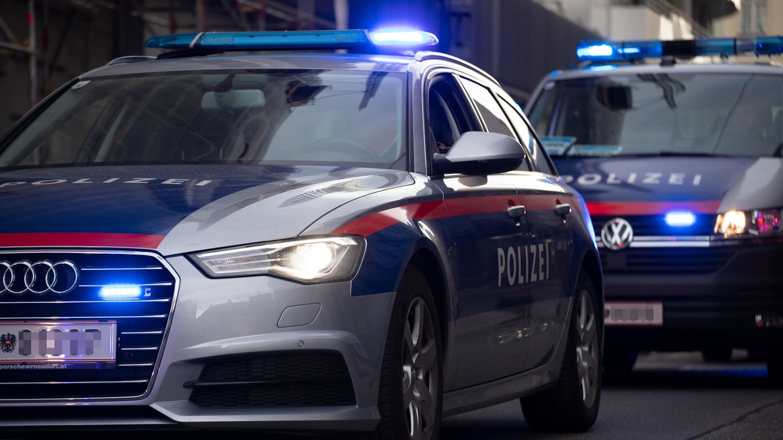 Fahrzeuge der Wiener Polizei im Einsatz. (Symbolbild)