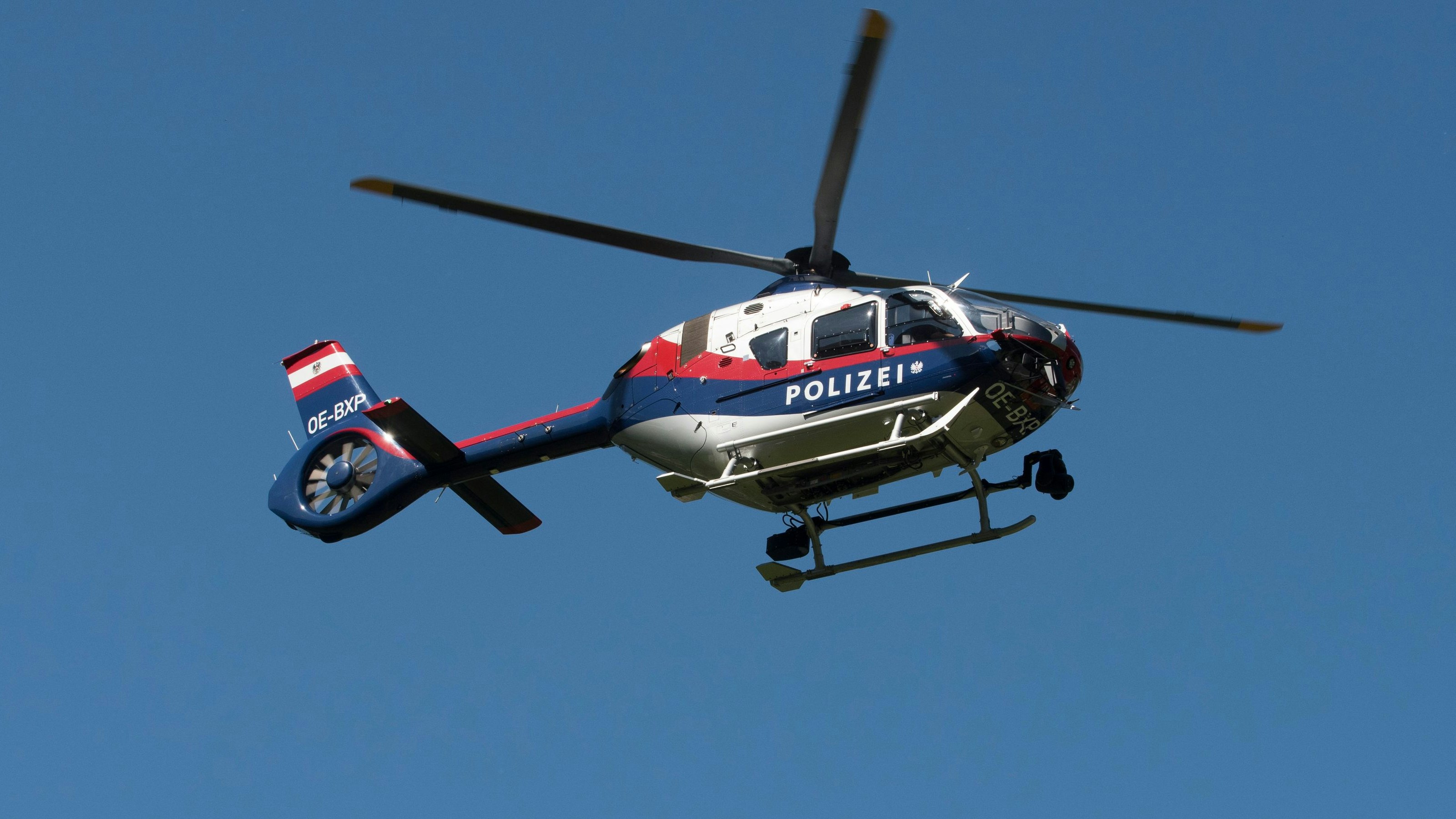 Auch ein Polizeihubschrauber stieg auf. (Symbolbild)
