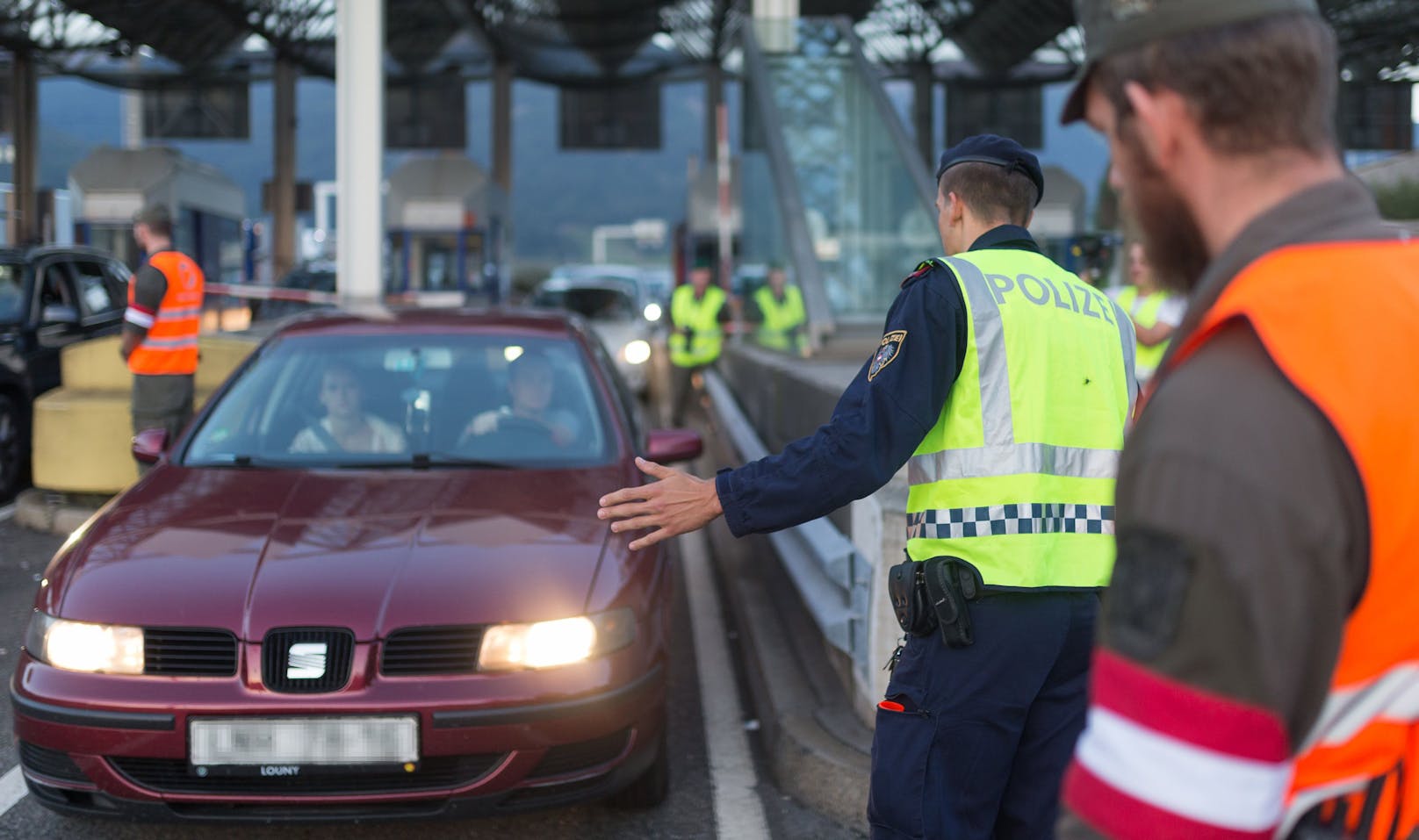 Grenzkontrollen der Polizei mit Unterstützung durch das Österreichische Bundesheer (Symbolbild)