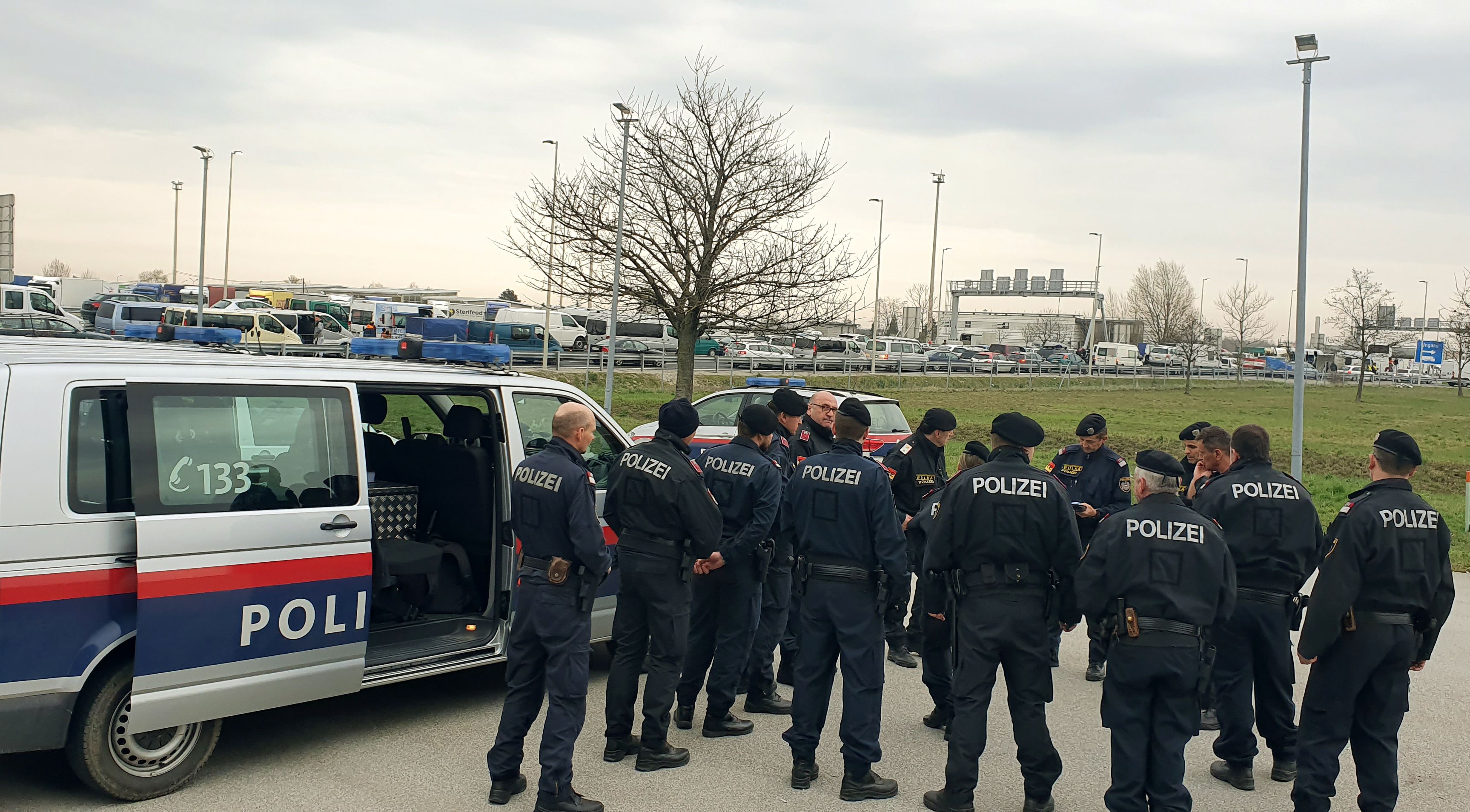 An Raststationen wie Ansfelden und Hainbach steht die Polizei bereit (Symbolbild)