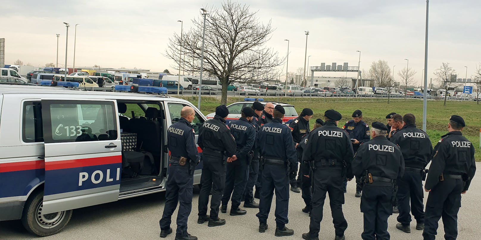 An Raststationen wie Ansfelden und Hainbach steht die Polizei bereit (Symbolbild)