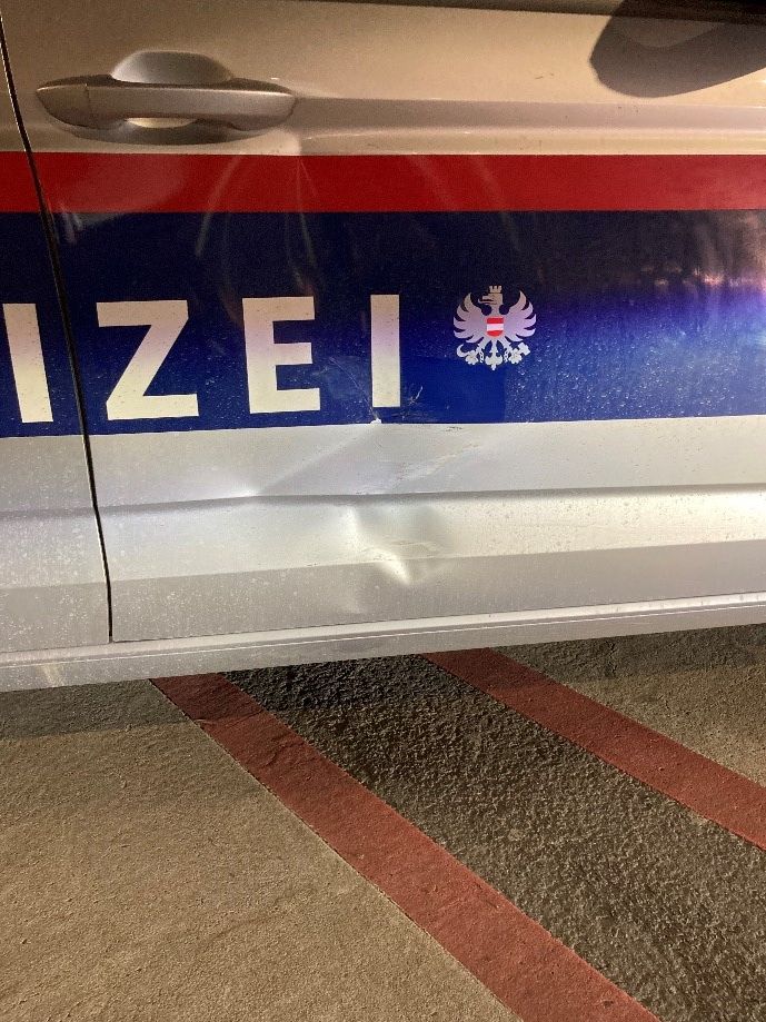 Der junge Lenker rammte den Polizeiwagen.