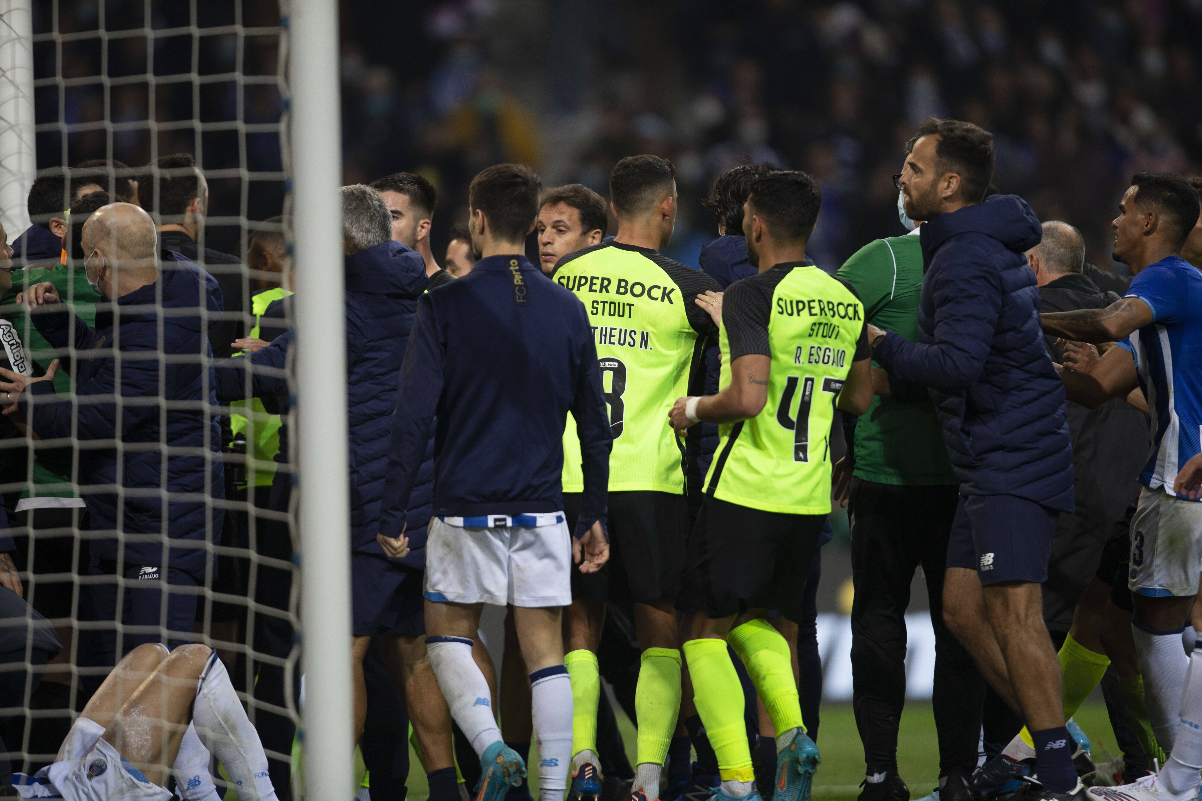 Nach dem Schlusspfiff flogen beim Duell Porto gegen Sporting die Fetzen. 