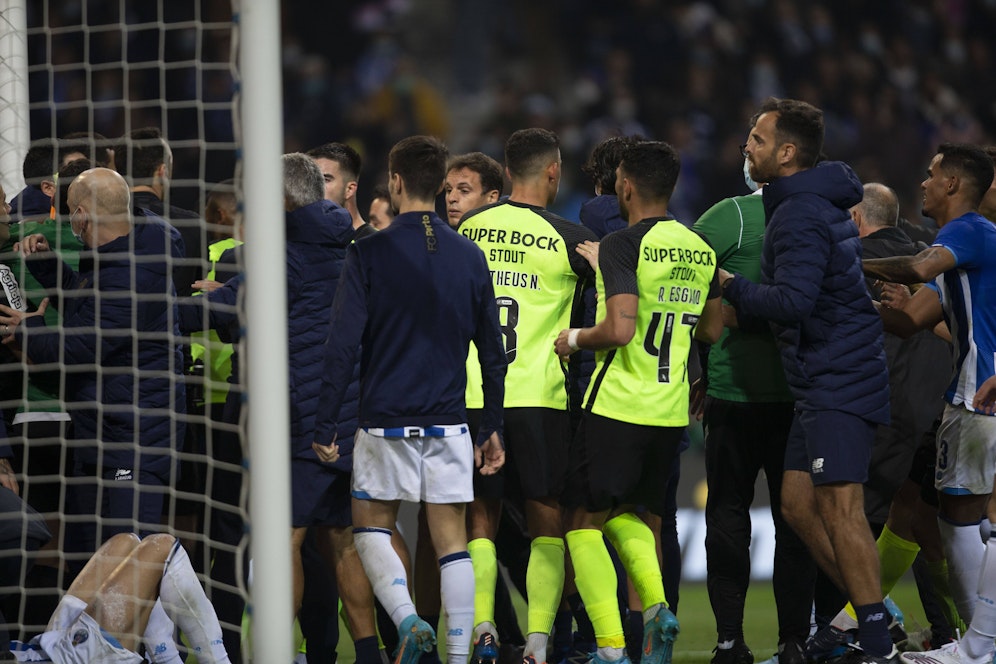 Nach dem Schlusspfiff flogen beim Duell Porto gegen Sporting die Fetzen. 