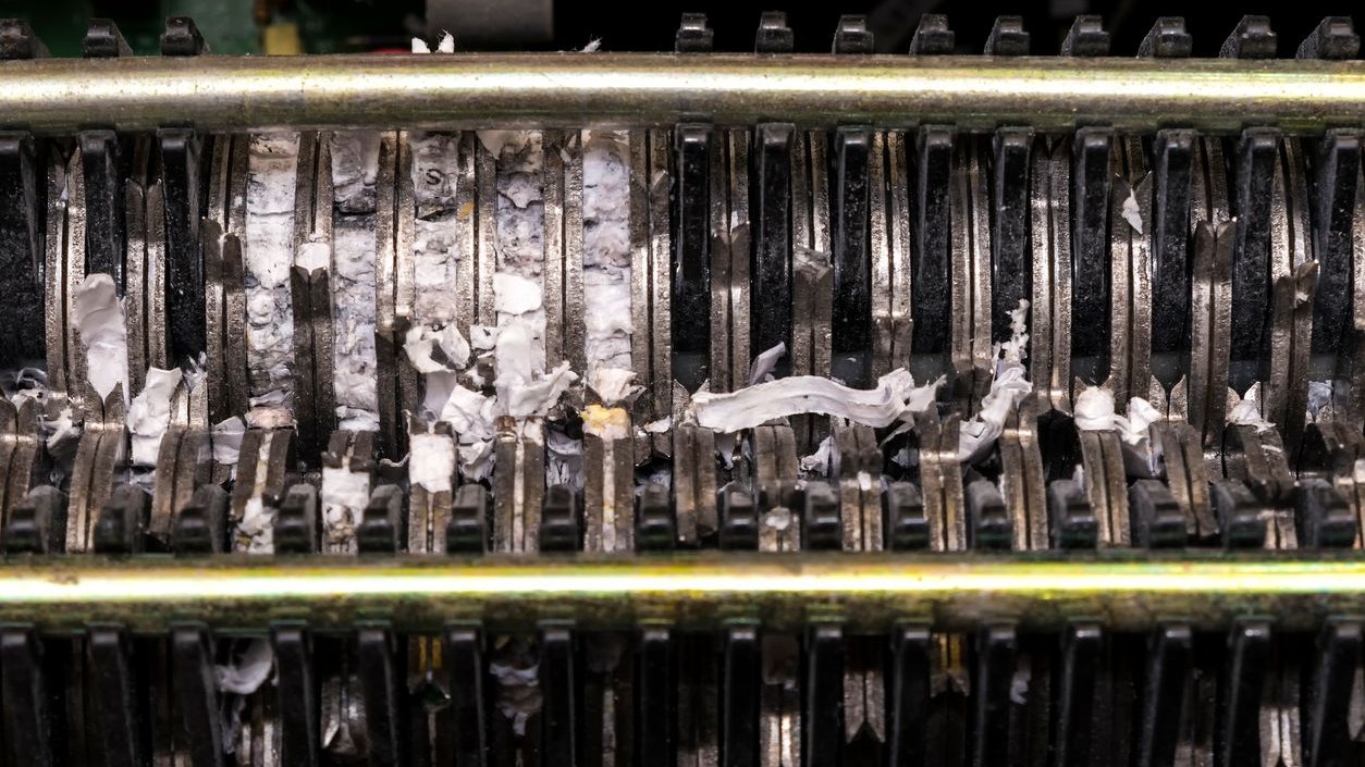 Der Mann geriet in eine Schredder-Maschine.