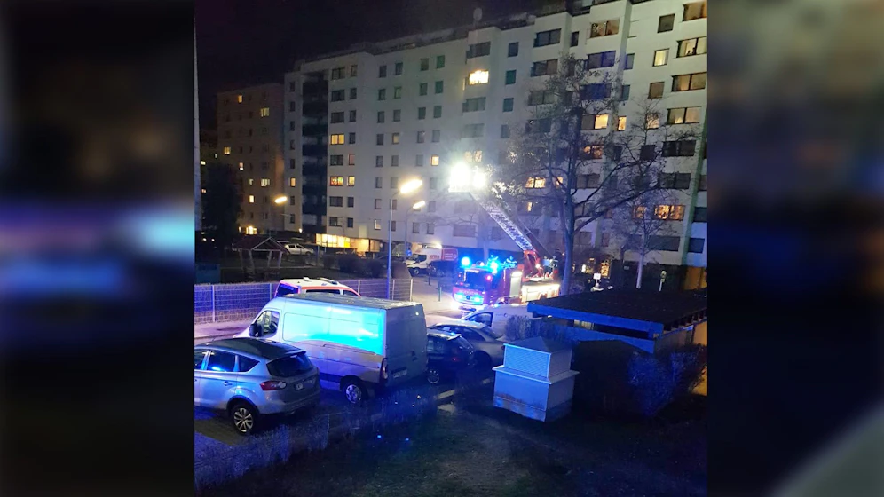 Mittels Drehleiter gelangen die Einsatzkräfte in die Wohnung