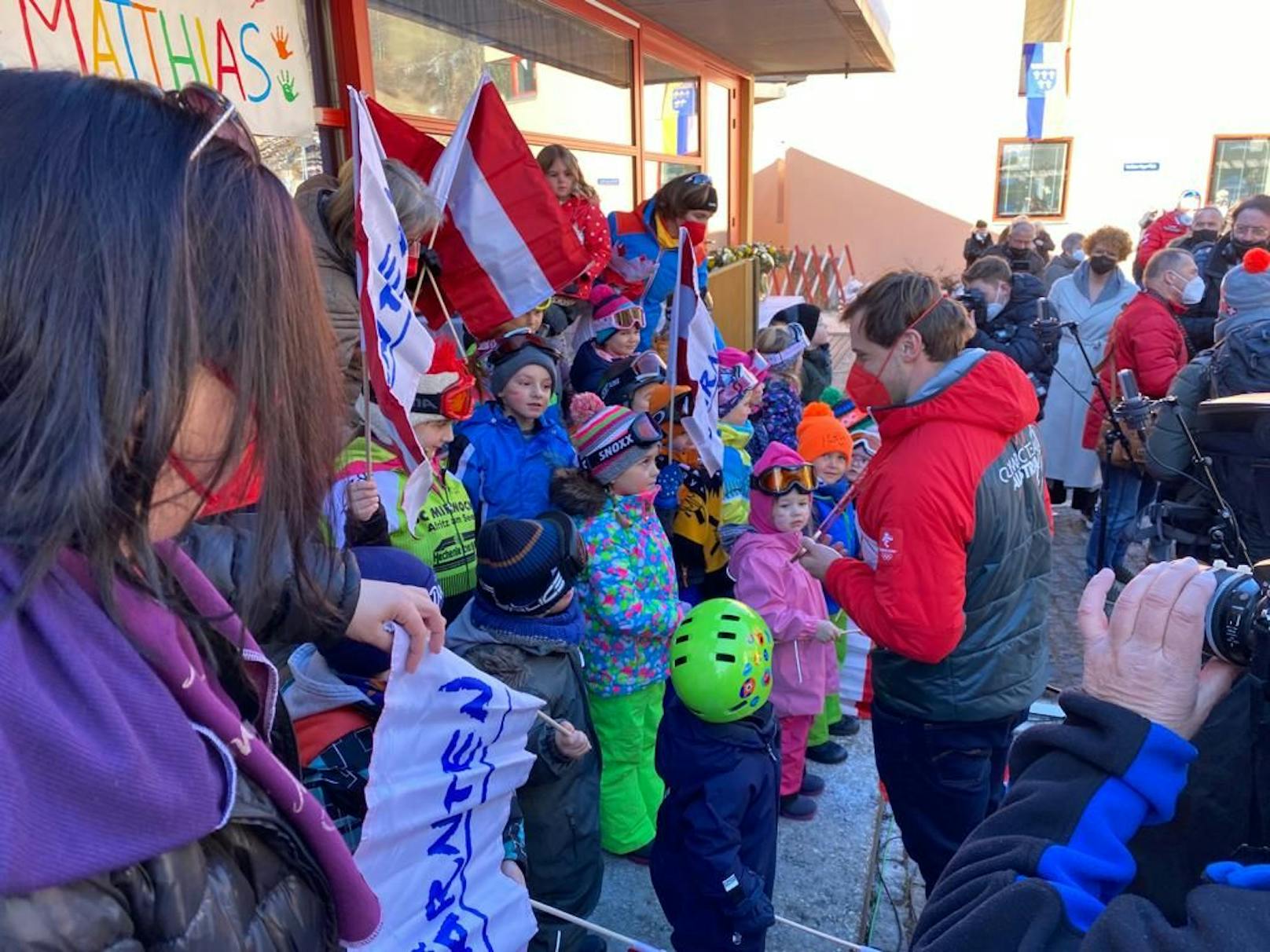 Der frischgebackene Olympiasieger schrieb fleißig Autogramme.