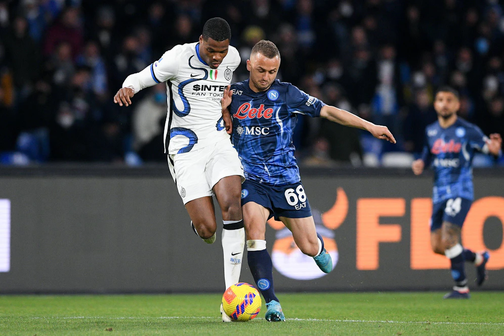 Harter Fight zwischen Inter und Napoli.