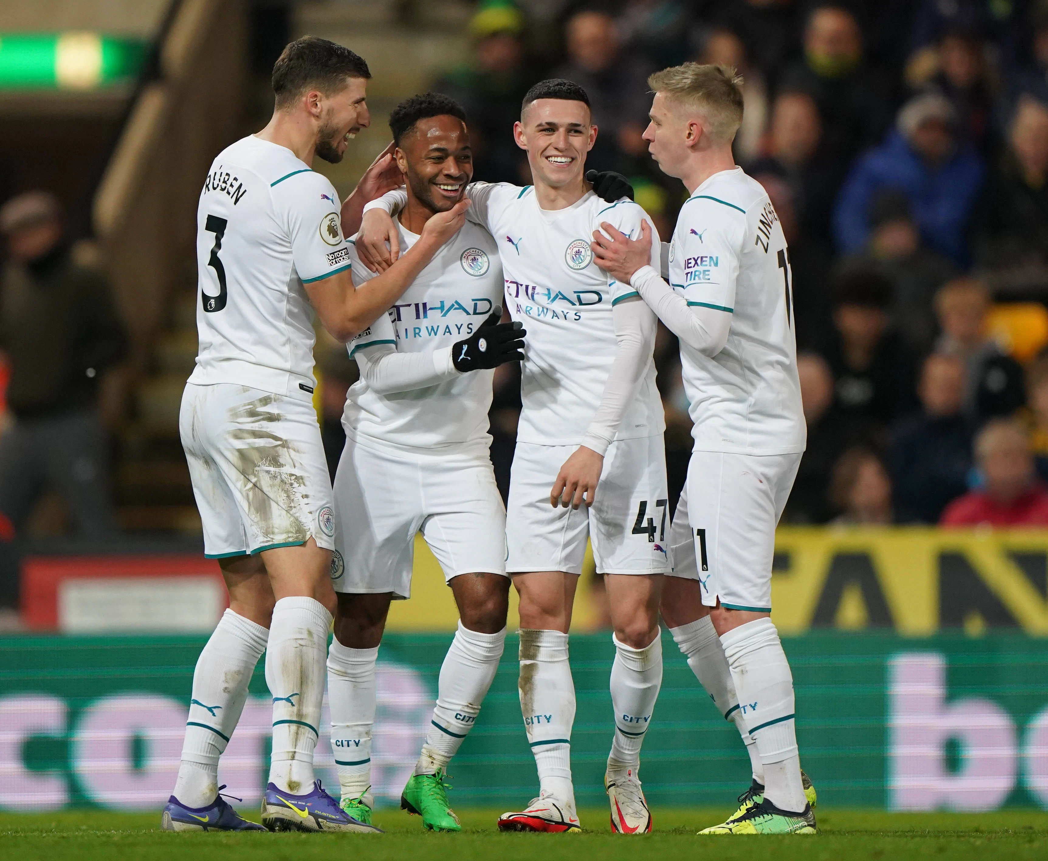 City bejubelt den Hattrick von Raheem Sterlin (Zweiter von links).