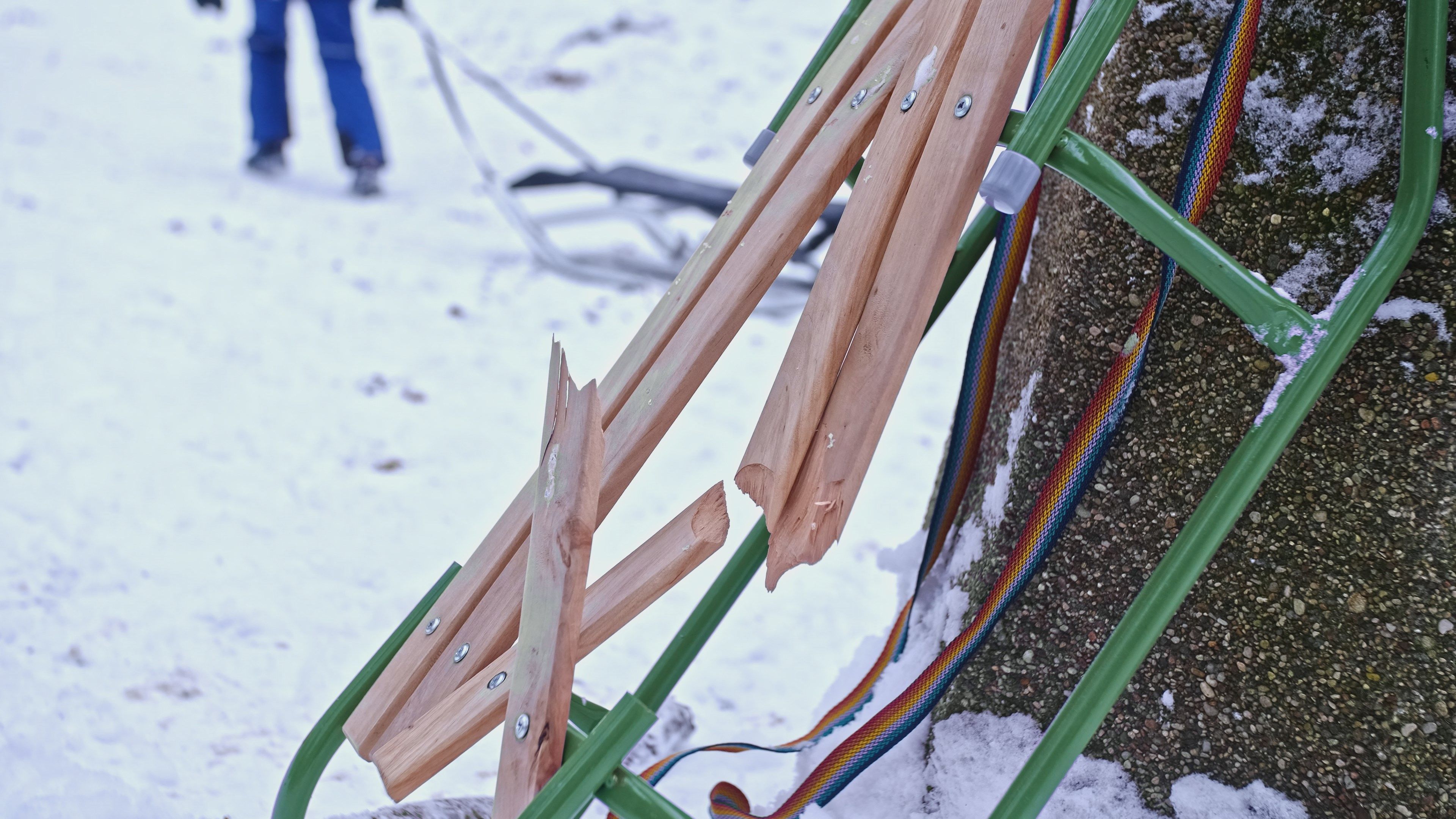 Der Vater lief dem Bub auf der Rodel noch nach, doch er konnte sie nicht mehr einholen.
