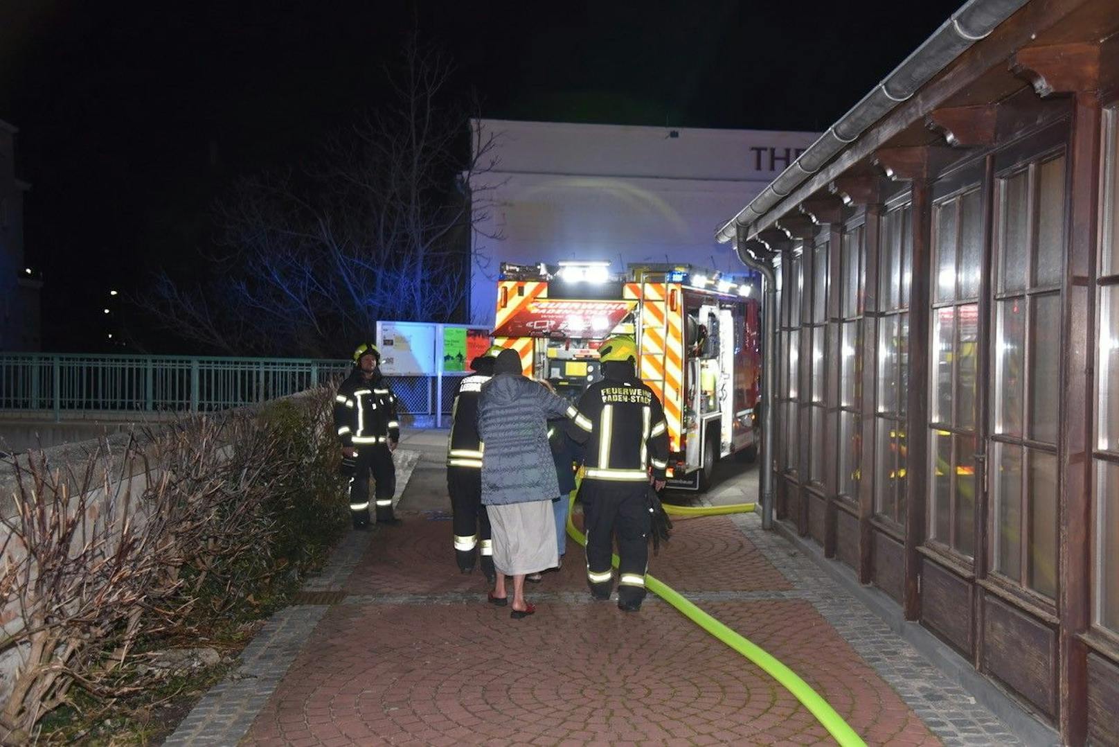 Großeinsatz der Feuerwehr in Baden! Eine Wohnung im 2. Stock stand in Vollbrand – 28 Personen wurden aus dem Wohnhaus gerettet.