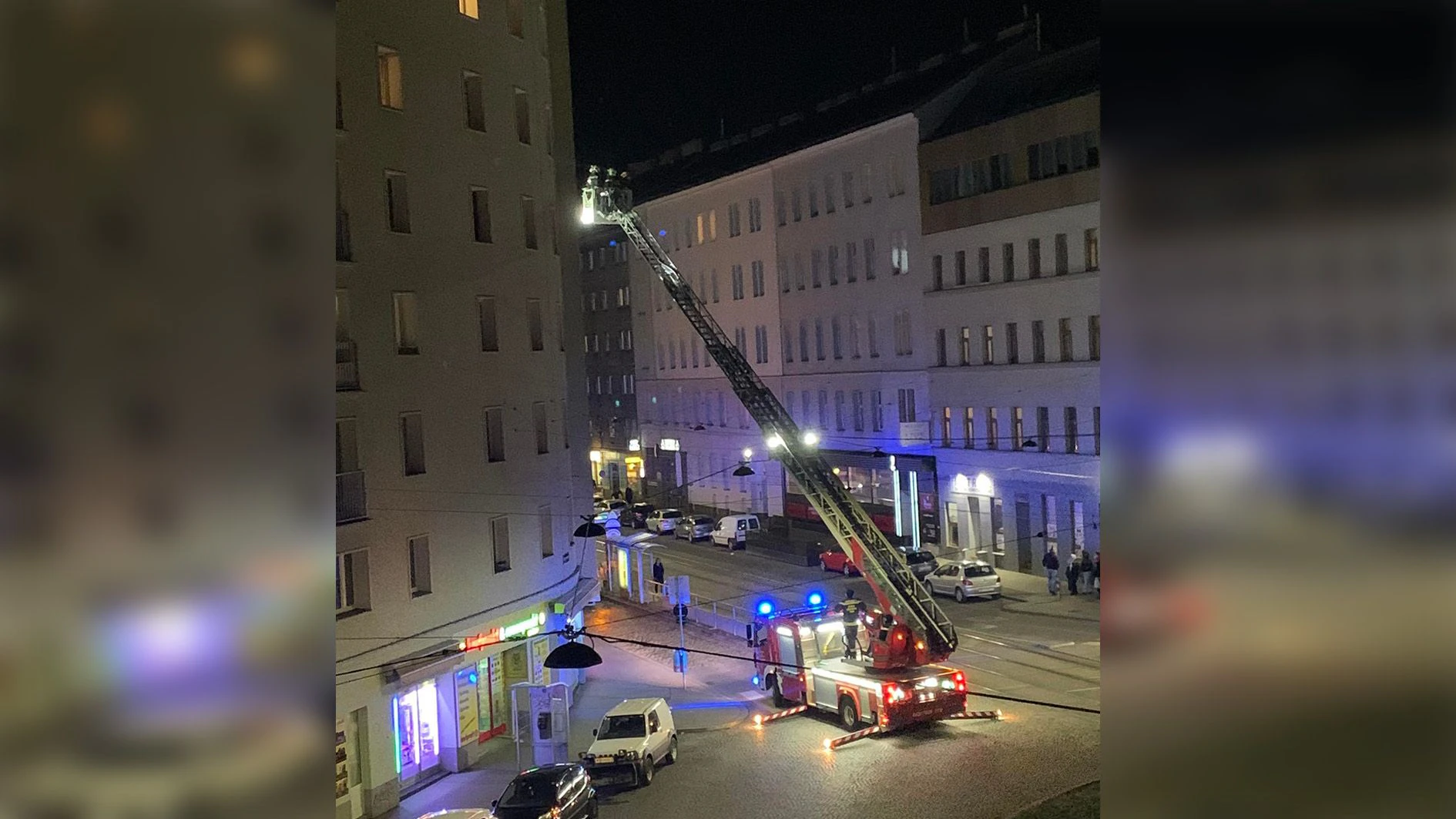 Mittels Drehleiter wollten die Einsatzkräfte in die Wohnung des Seniors