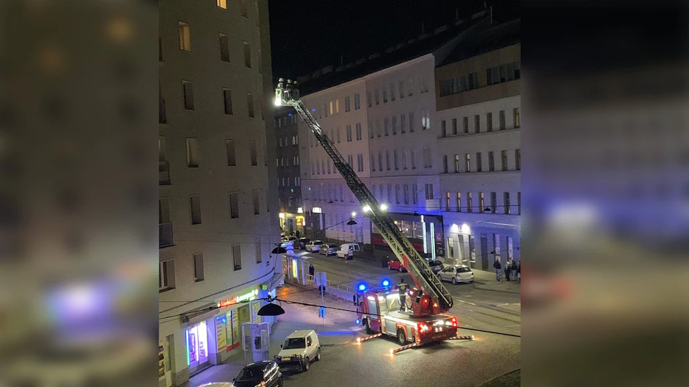 Mittels Drehleiter wollten die Einsatzkräfte in die Wohnung des Seniors