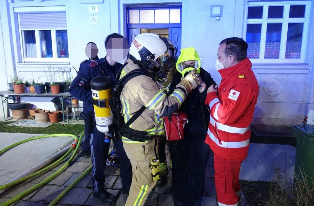 14 Personen mussten aus dem Gebäude gerettet werden. 