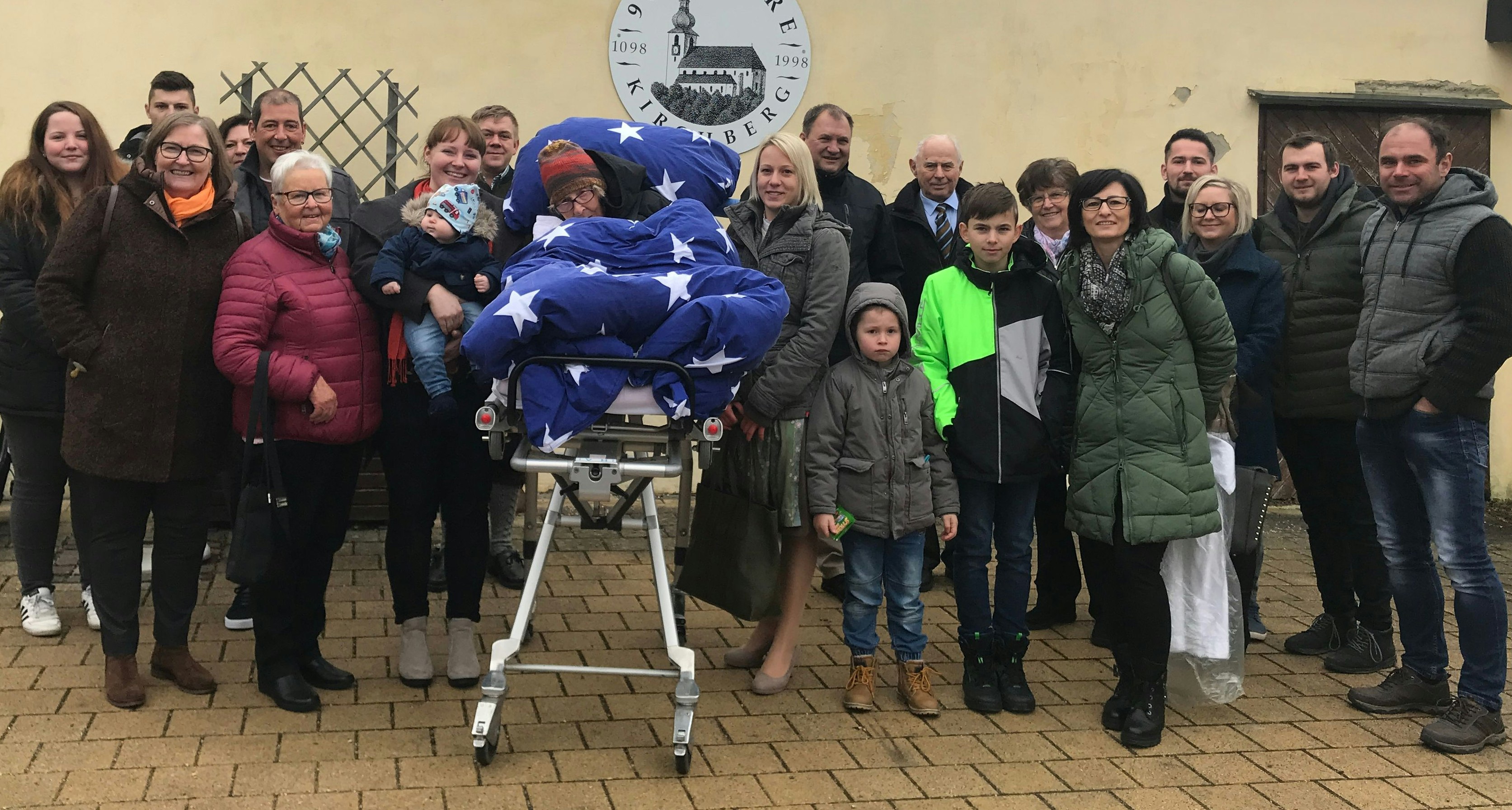 Enkelin Martina H. mit Sohn Emil und Uroma Maria M. im Kreise der Familie.