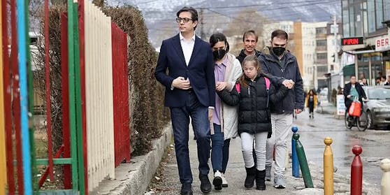 Präsident Pendarovski mit Embla und ihren Eltern am Weg in die Schule