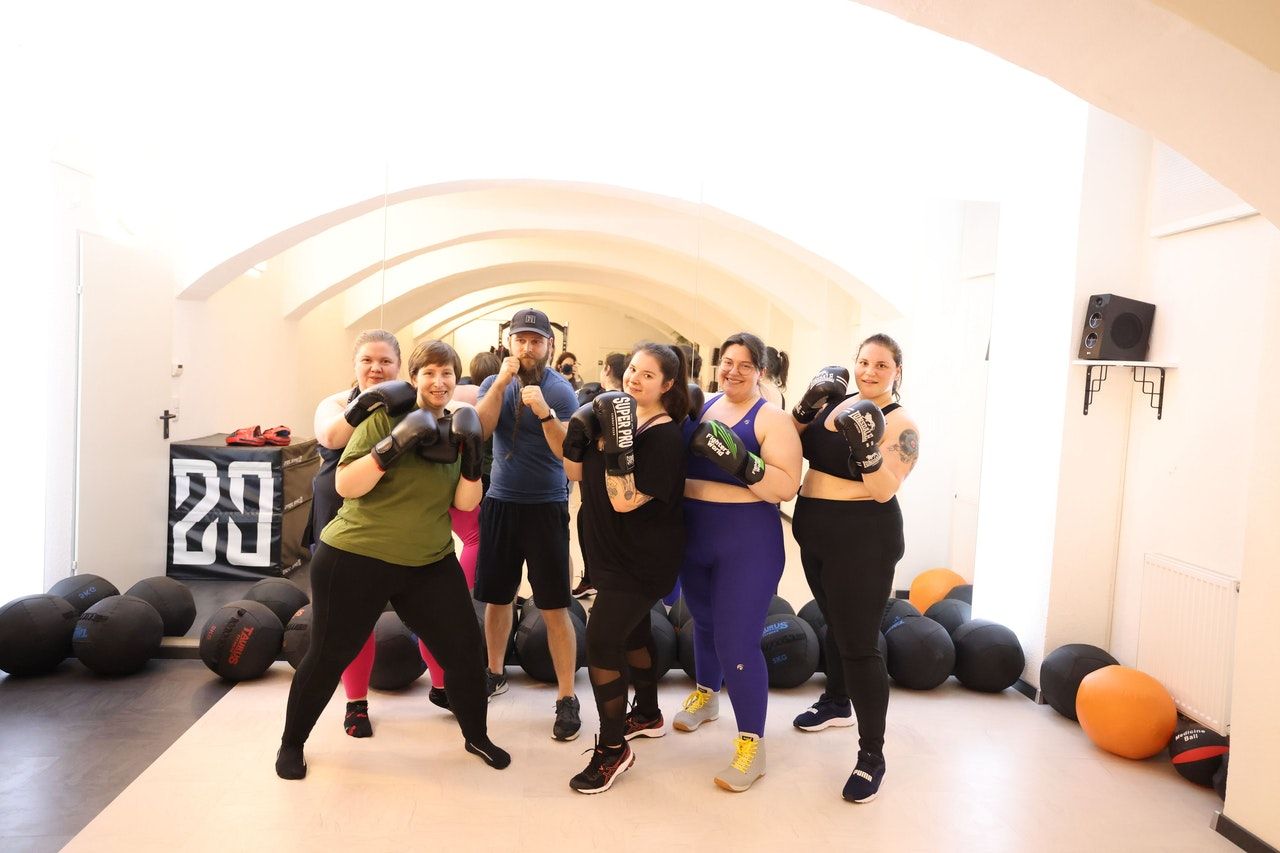 Elly Magpie (2.v.re.) und ihr Frauenpower-Team: Seit Kurzem bietet die Wienerin auch Kurse zur Selbstverteidigung an.