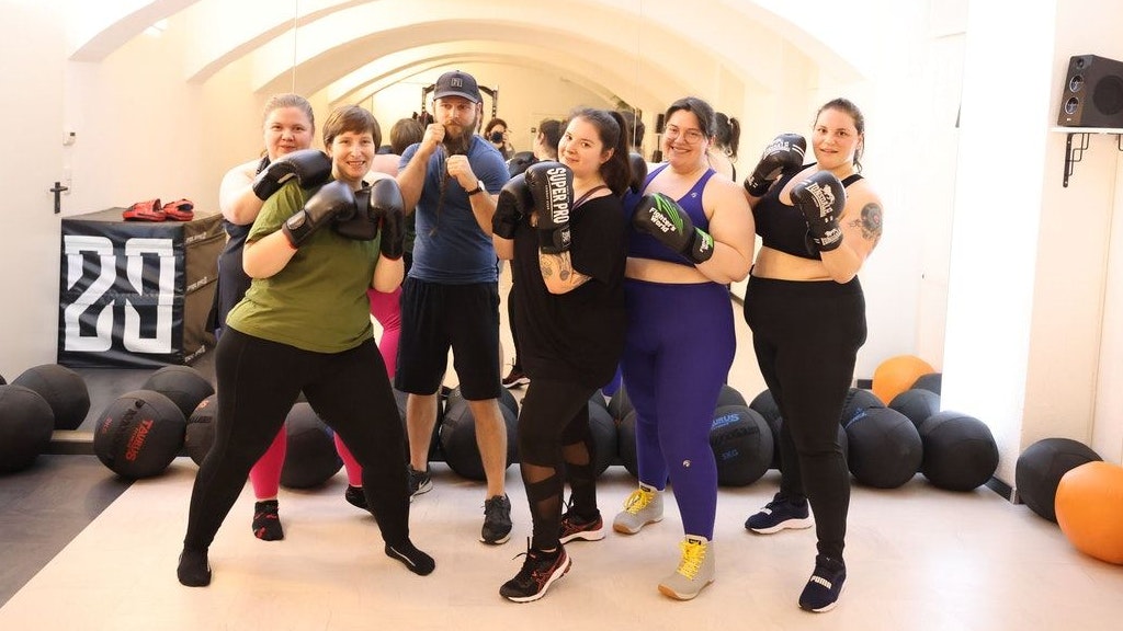 Elly Magpie (2.v.re.) und ihr Frauenpower-Team: Seit Kurzem bietet die Wienerin auch Kurse zur Selbstverteidigung an.