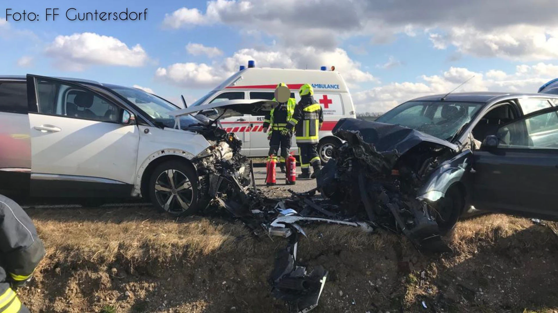 Unfall mit mehreren Verletzten in Guntersdorf: Einsatzkräfte vor Ort
