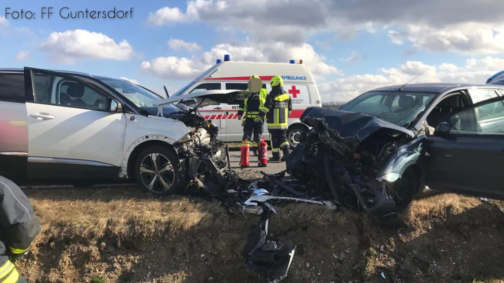 Unfall mit mehreren Verletzten in Guntersdorf: Einsatzkräfte vor Ort