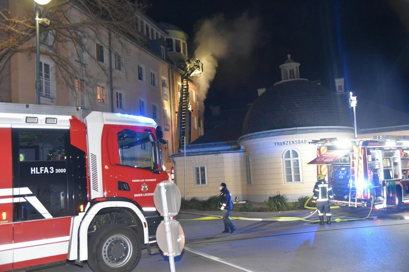 Großeinsatz der Feuerwehr in Baden! Eine Wohnung im 2. Stock stand in Vollbrand – 28 Personen wurden aus dem Wohnhaus gerettet.