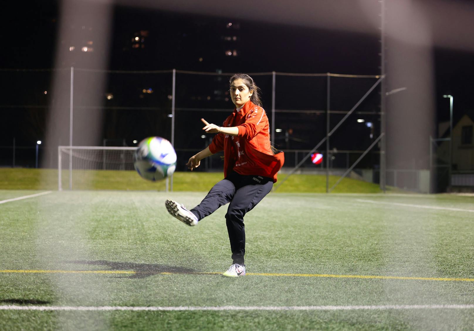 Fatima Hashemi versenkt einen Ball nach dem anderen im Tor. Sie gehört zu den besten Spielerinnen im Team.