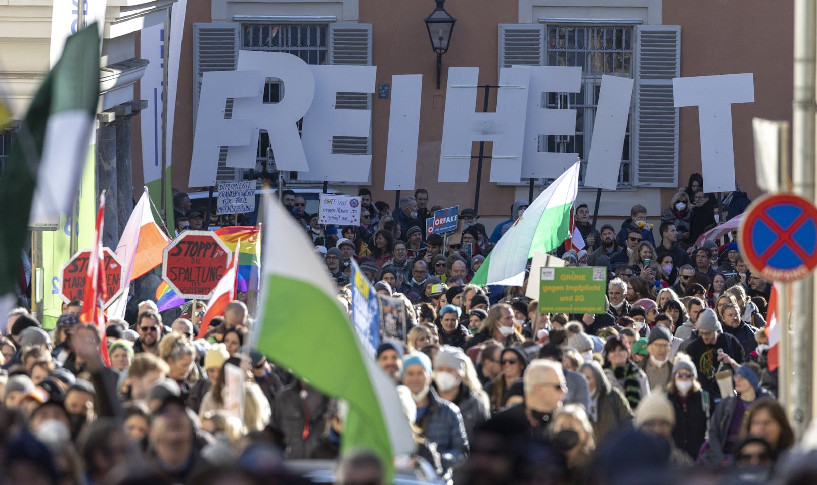 Unter dem Motto "Gemeinsam für Würde, Wahrheit und Menschlichkeit. Gesundheit ohne Impfpflicht muss das Ziel sein" marschierten Tausende mit.