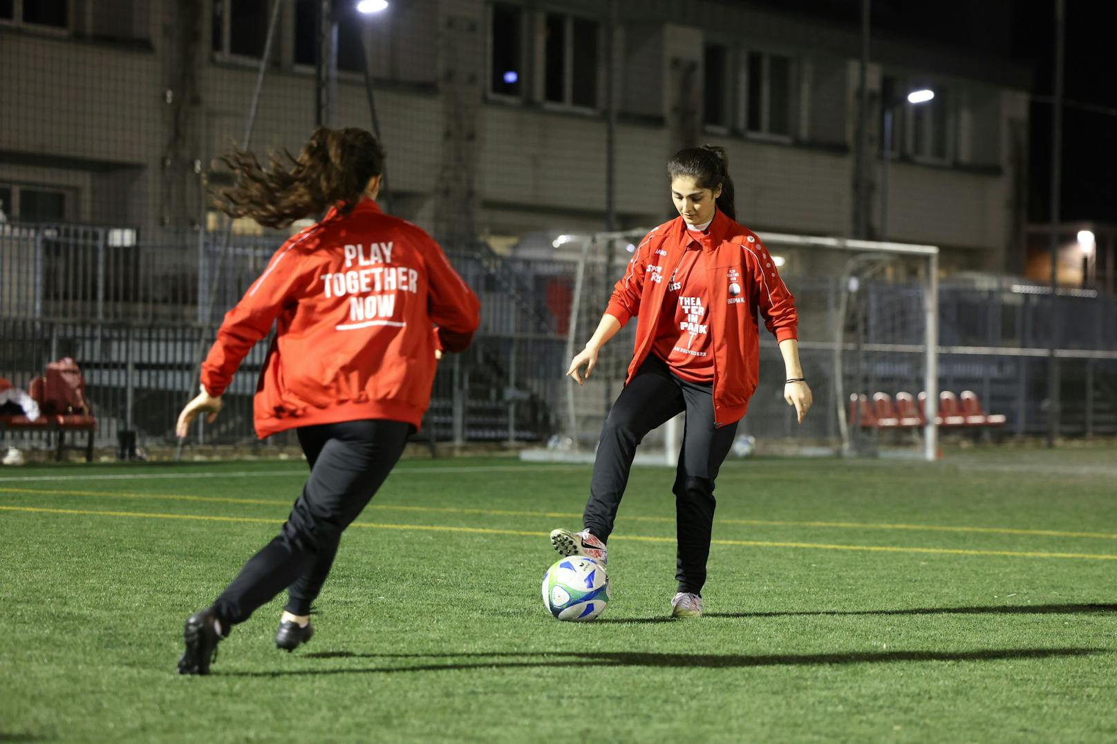Der Traum der jungen Afghanin: Einmal Profifußballerin zu werden.