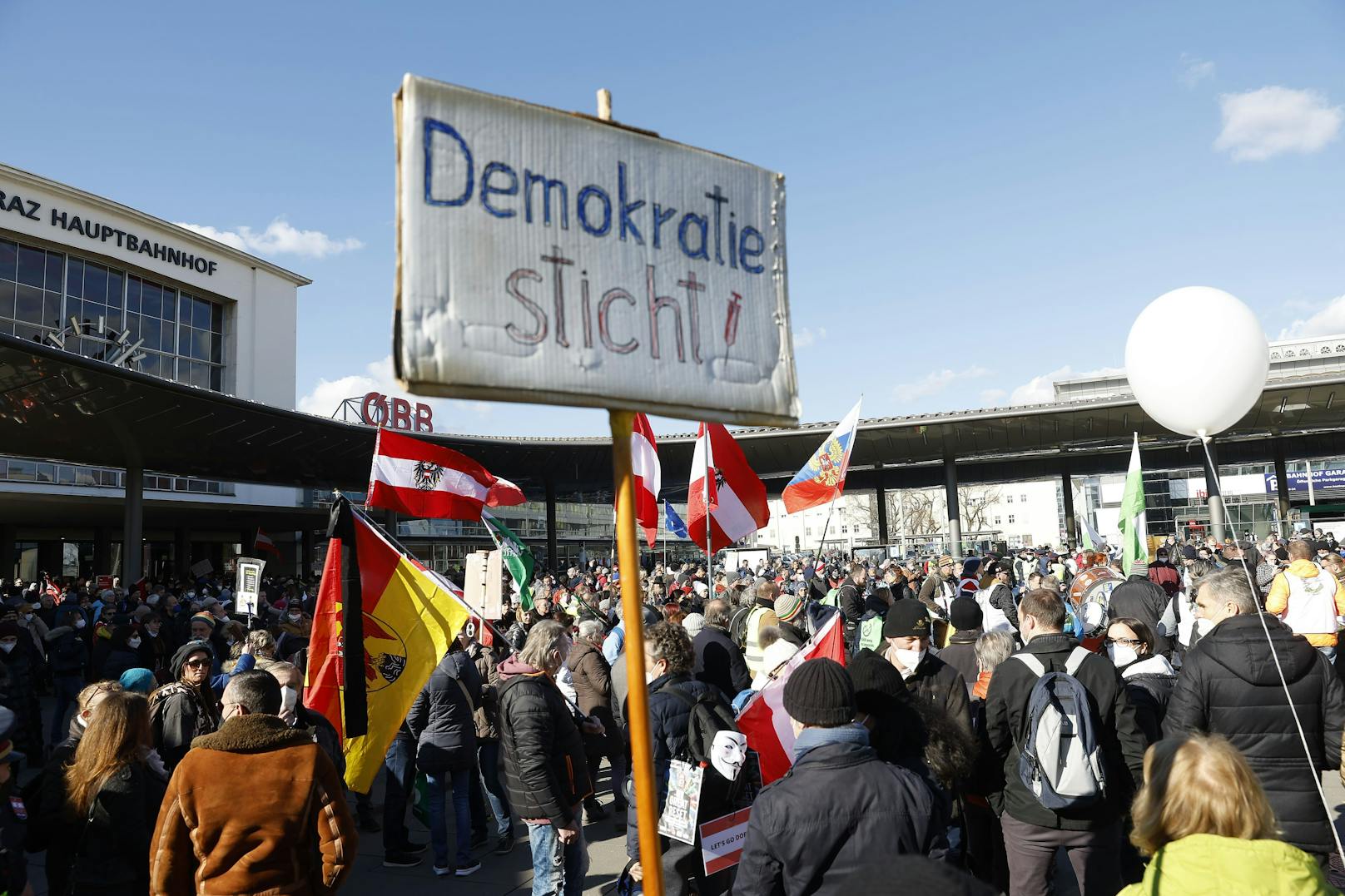 Die Demo startete gegen 13 Uhr am Grazer Hauptbahnhof.