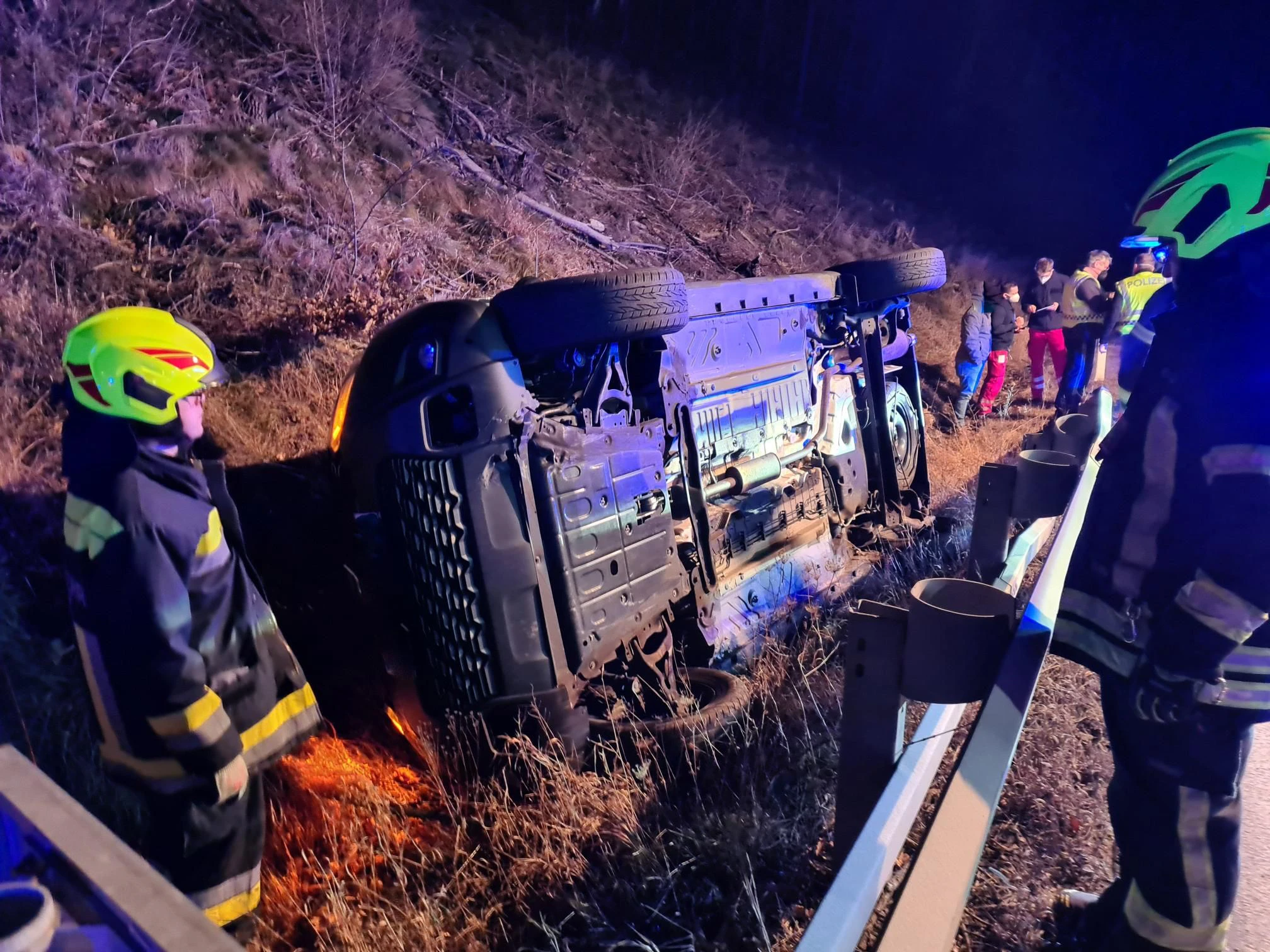 Die Feuerwehr vor Ort im Einsatz.