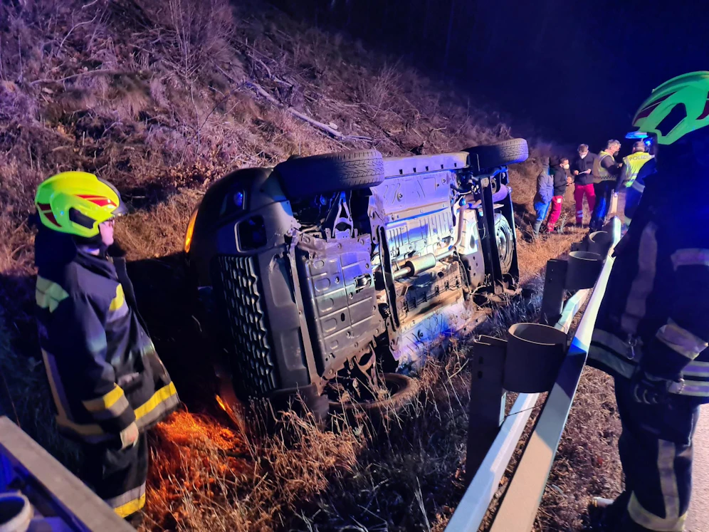 Die Feuerwehr vor Ort im Einsatz.