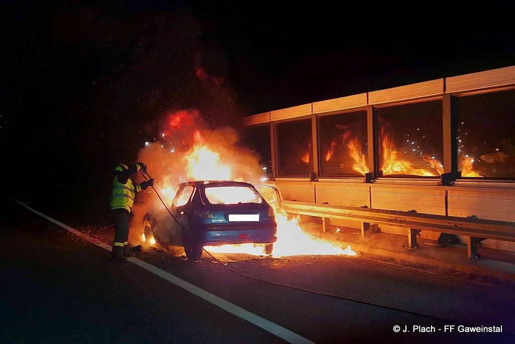 Auto in Vollbrand: Einsatzkräfte vor Ort