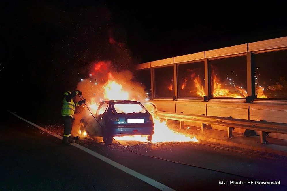 Auto in Vollbrand: Einsatzkräfte vor Ort