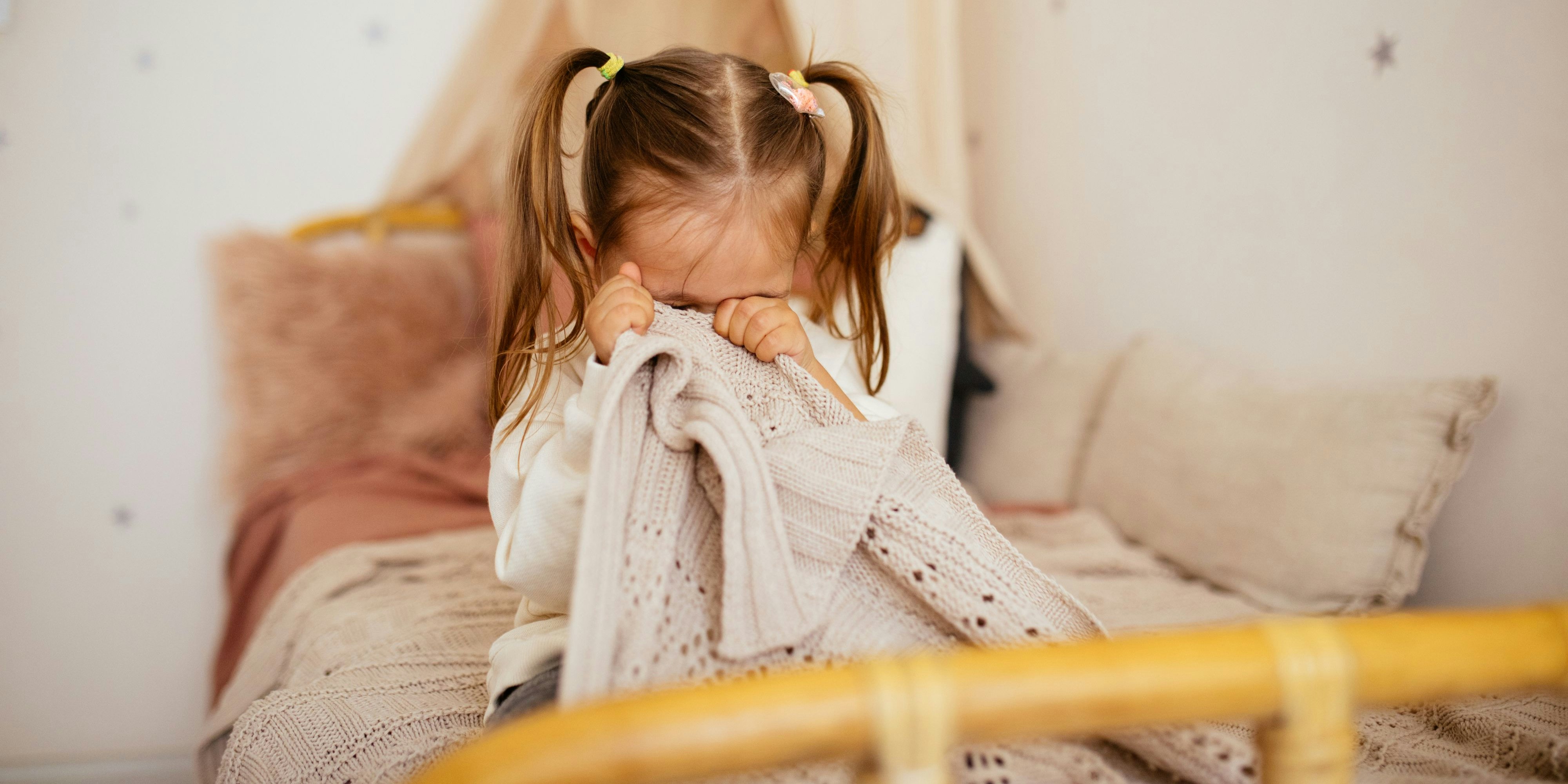 kleines Mädchen im Bett